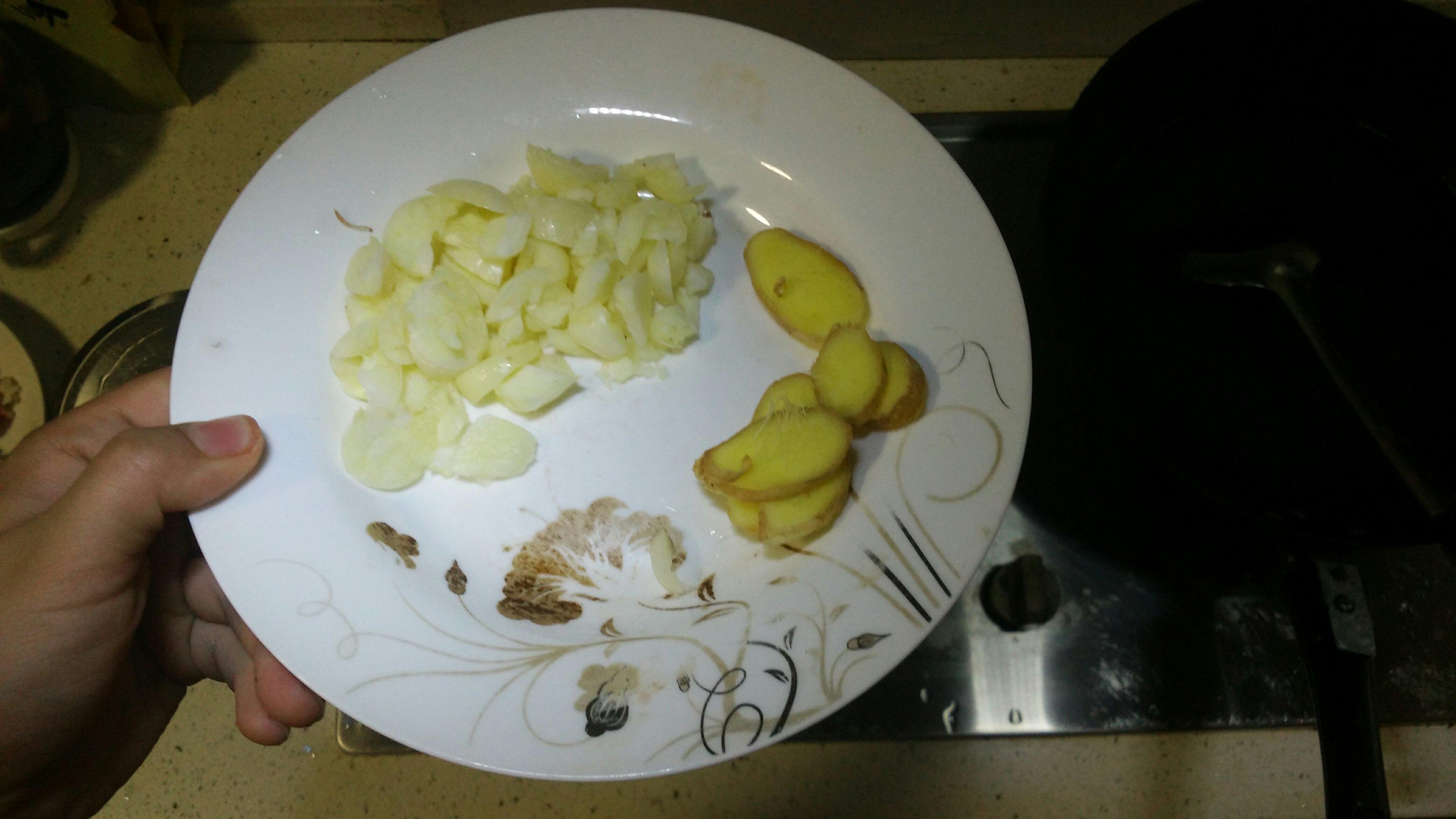 小龍蝦洋蔥蓋飯的做法 步骤2
