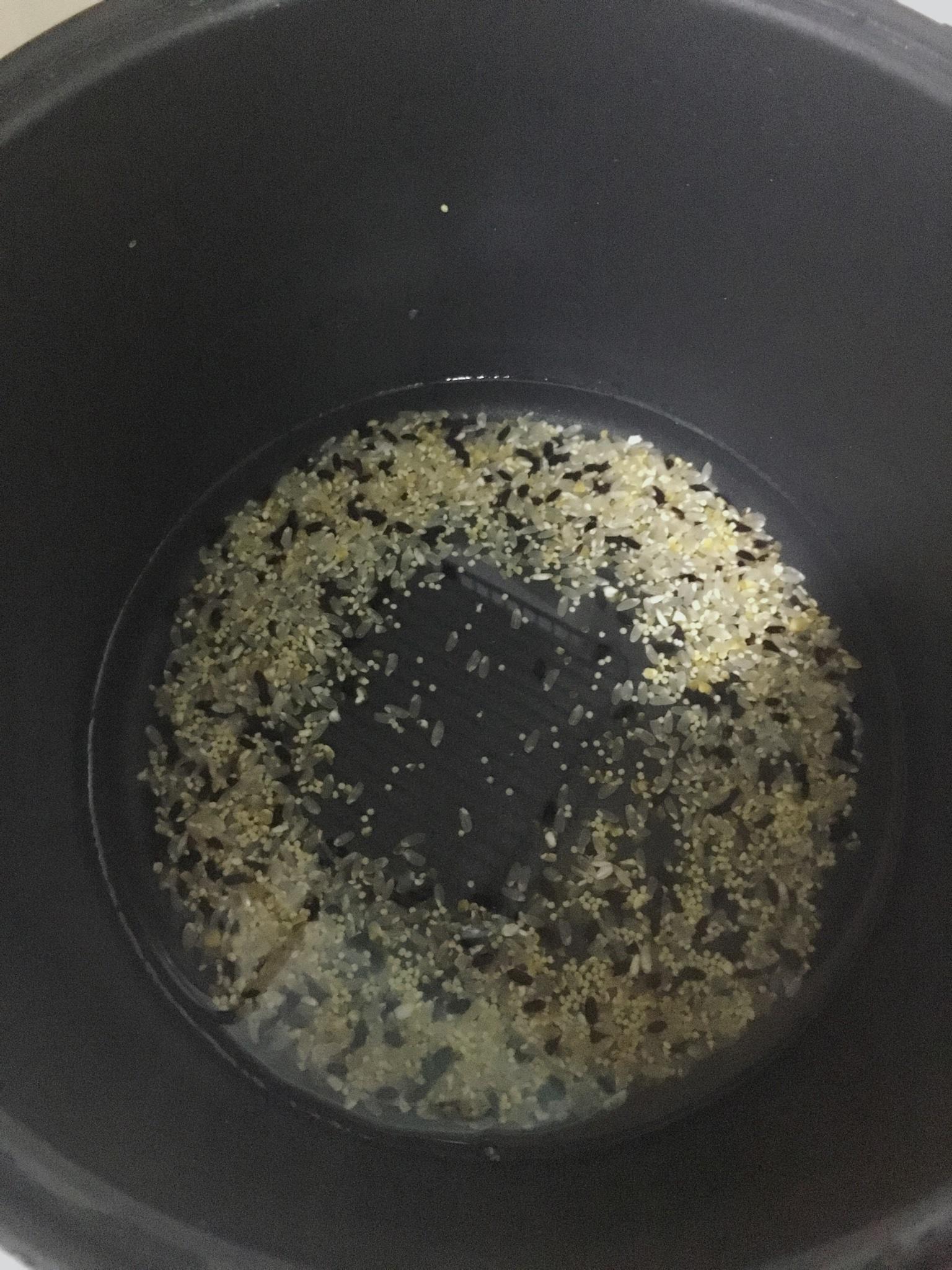 杏鮑菇牛肉燜雜糧米飯的做法 步骤1