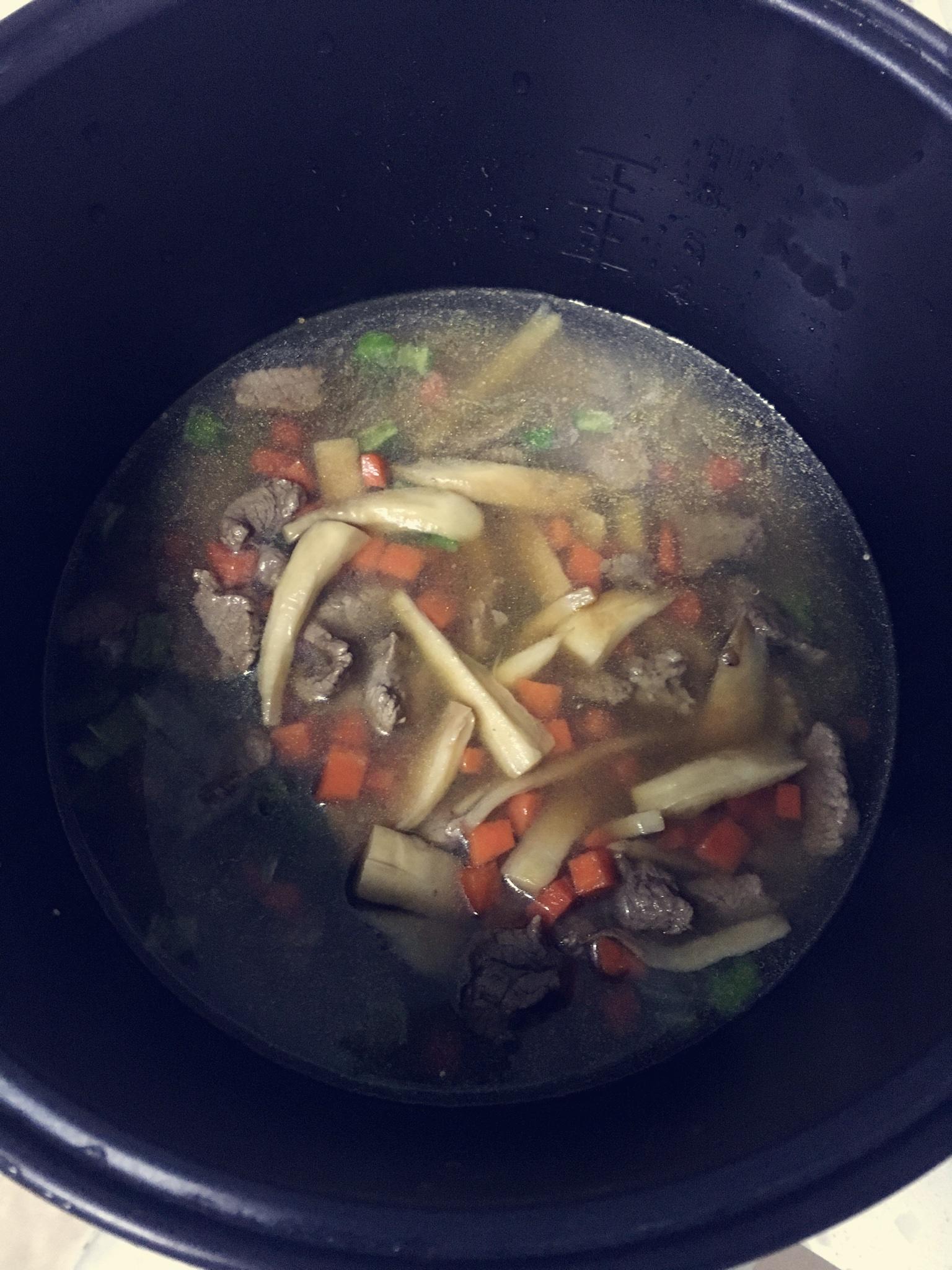 杏鮑菇牛肉燜雜糧米飯的做法 步骤5