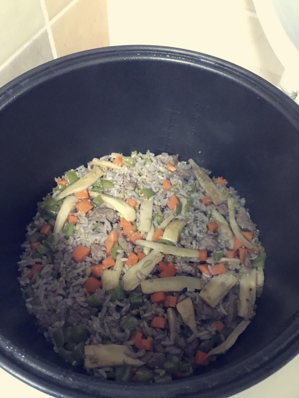 杏鮑菇牛肉燜雜糧米飯的做法 步骤6