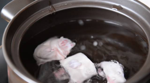 【熊寶飯堂】二十一回目：黃豆豬蹄湯的做法 步骤3