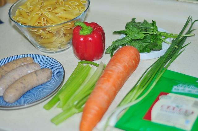 香草意大利麪+紫邊生菜芝麻菜沙拉的做法 步骤1
