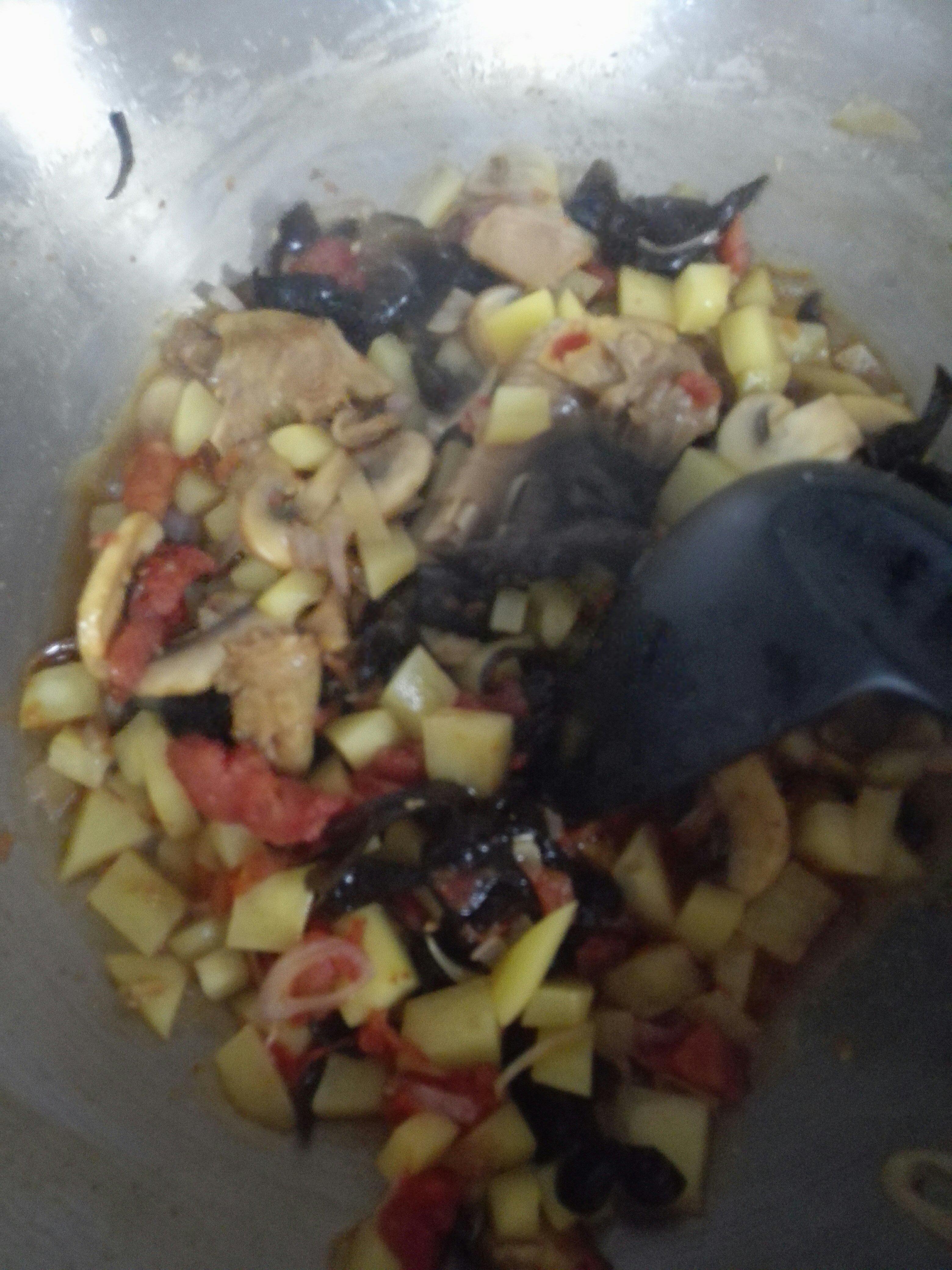 雞肉蘑菇手工湯麪片的做法 步骤3