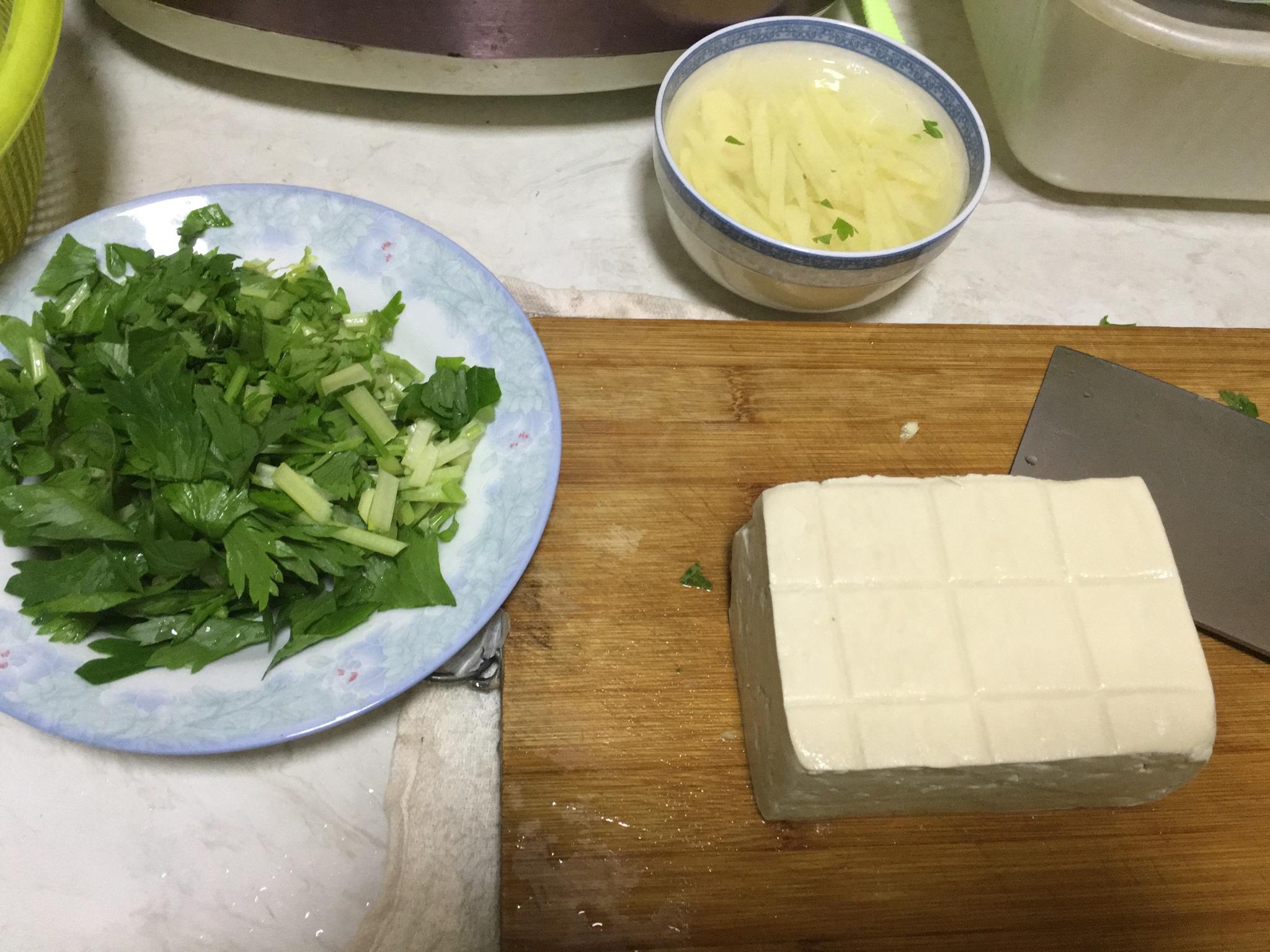 香芹豆腐減肥餐（原創）的做法 步骤1
