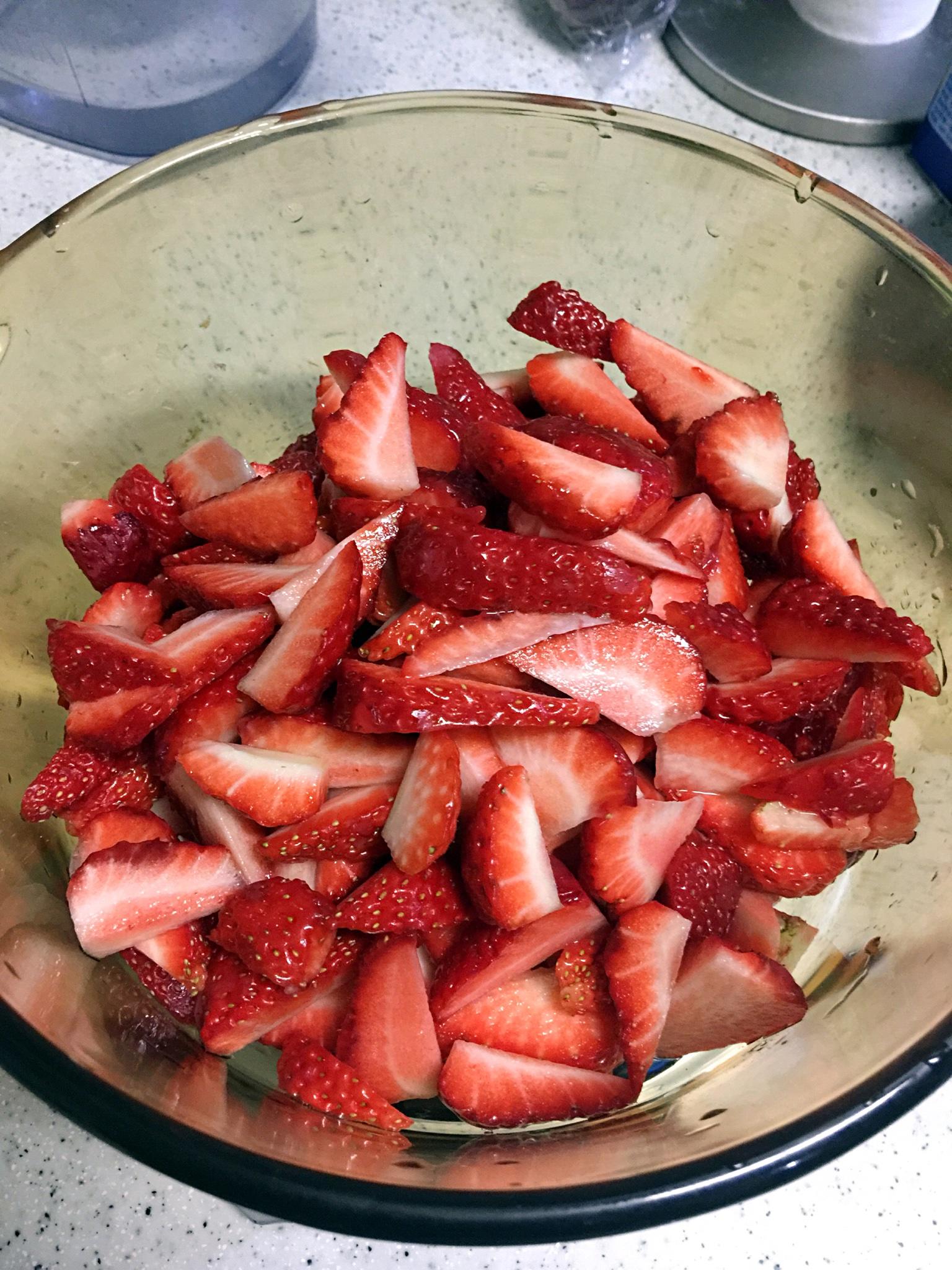 酸甜草莓醬的做法 步骤1