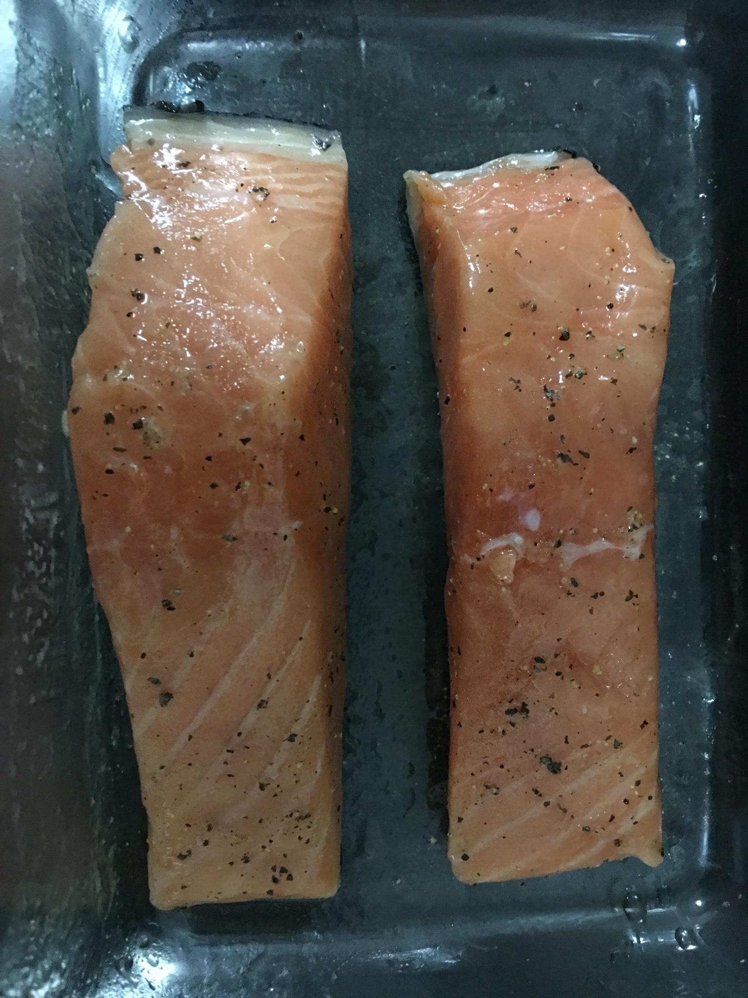 超級簡單的烤三文魚的做法 步骤1