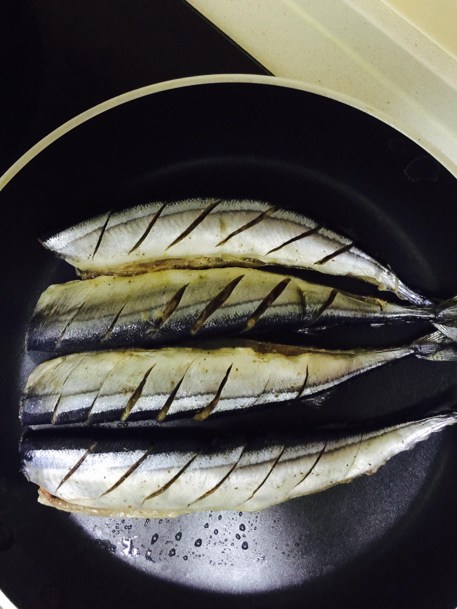 香煎秋刀魚的做法 步骤5