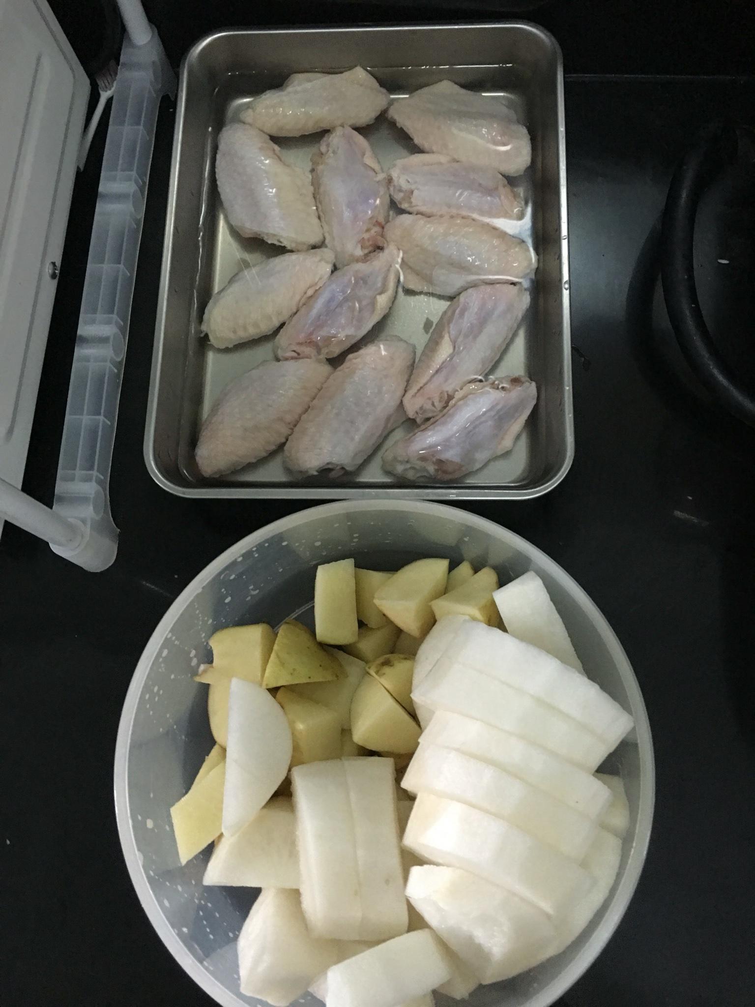白蘿蔔土豆燜雞翅的做法 步骤1