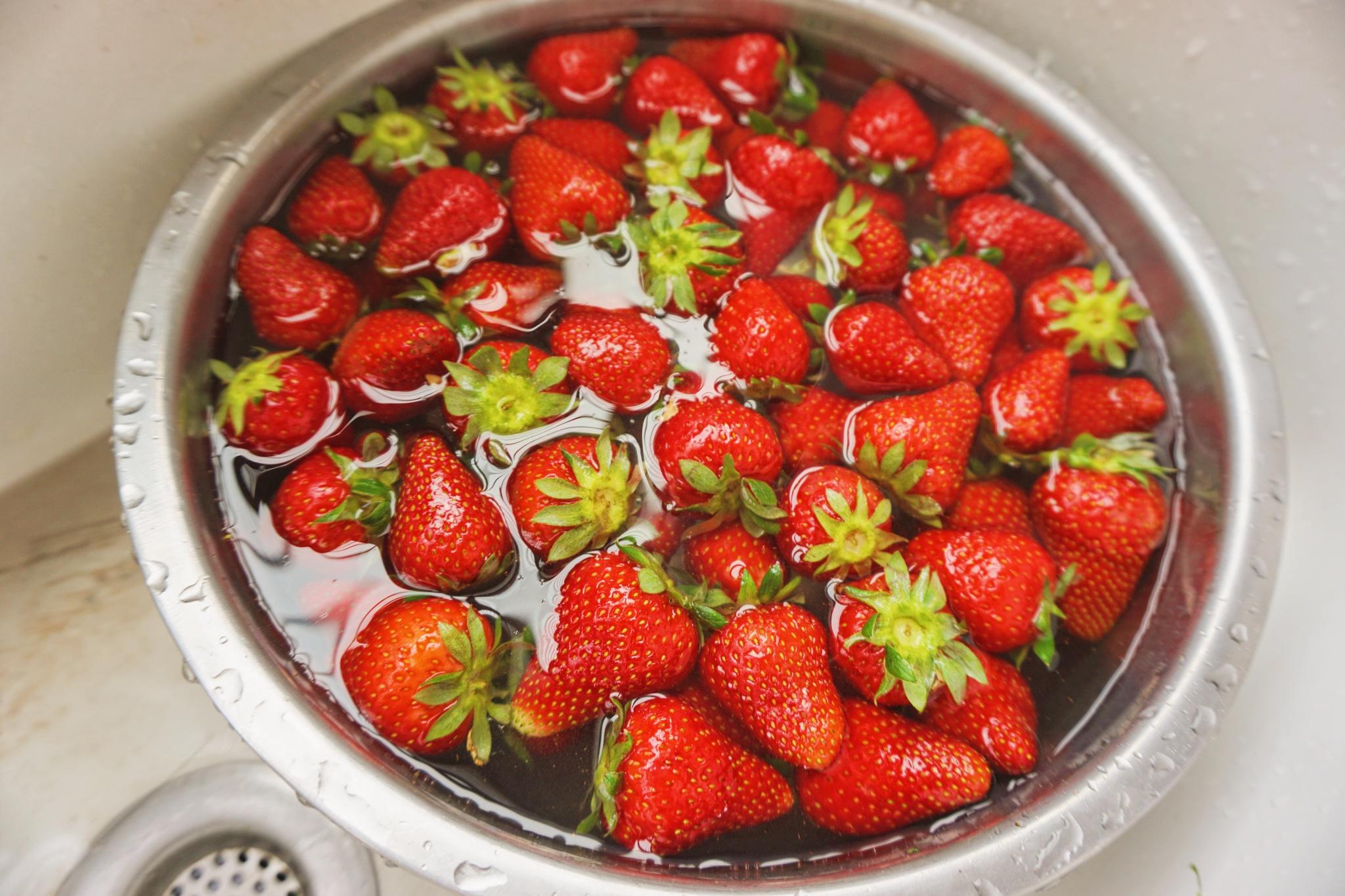 酸酸甜甜 草莓醬～～～的做法 步骤1