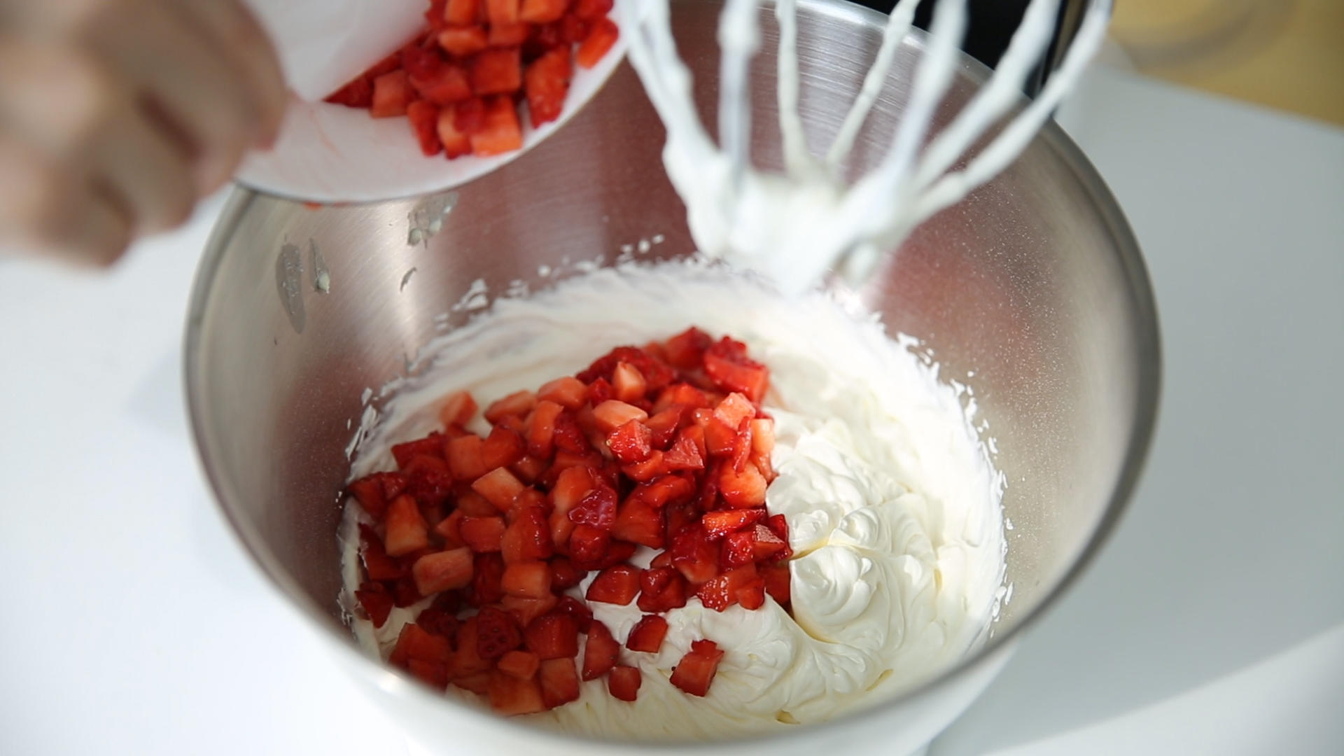 奇小臉廚房：春日清涼草莓料理 草莓冰淇淋and草莓雪山杯的做法 步骤2