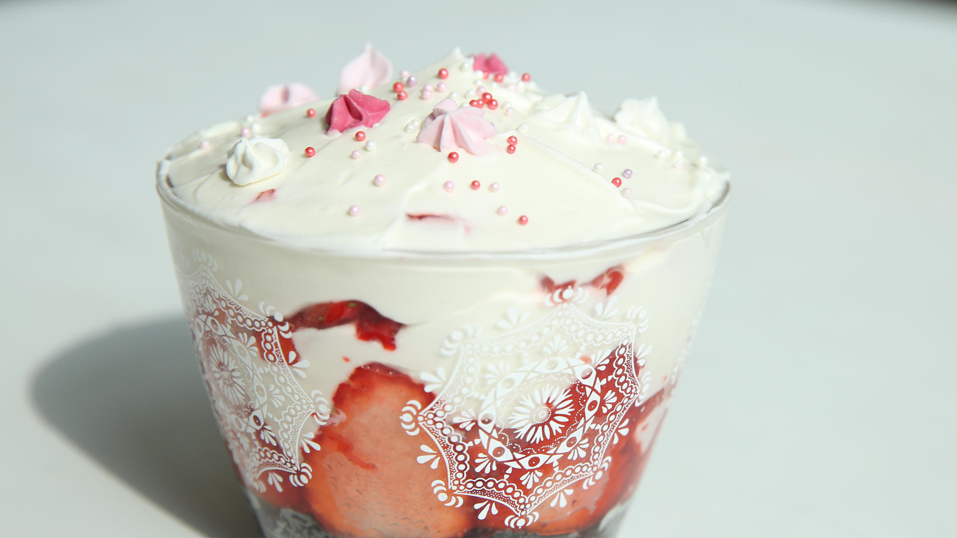奇小臉廚房：春日清涼草莓料理 草莓冰淇淋and草莓雪山杯的做法 步骤5