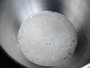 【烘焙小技巧】如何輕鬆打發蛋白霜的做法 步骤2