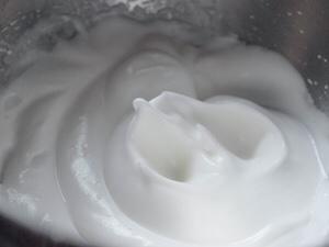 【烘焙小技巧】如何輕鬆打發蛋白霜的做法 步骤4