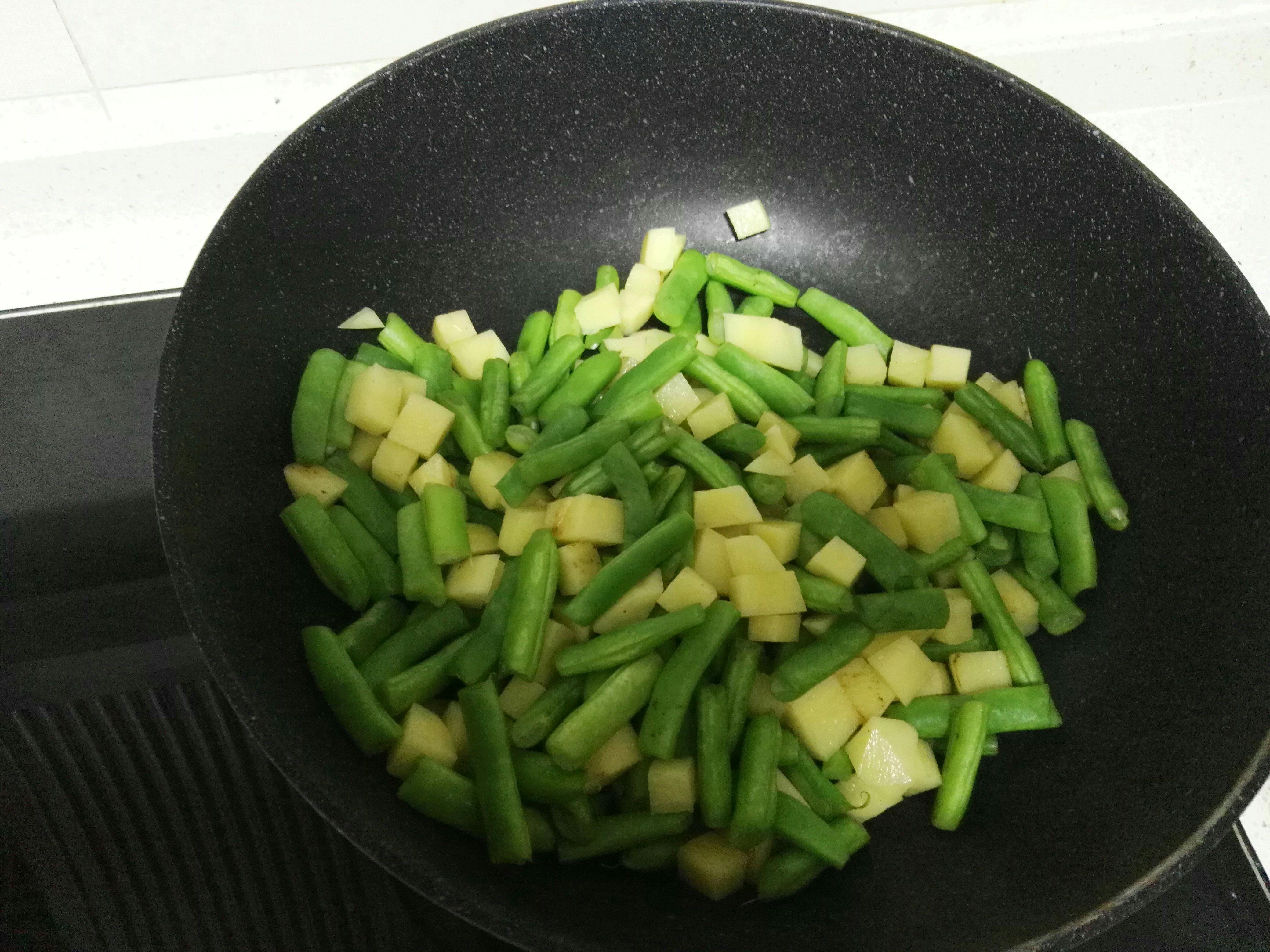臘腸豆角燜飯的做法 步骤3