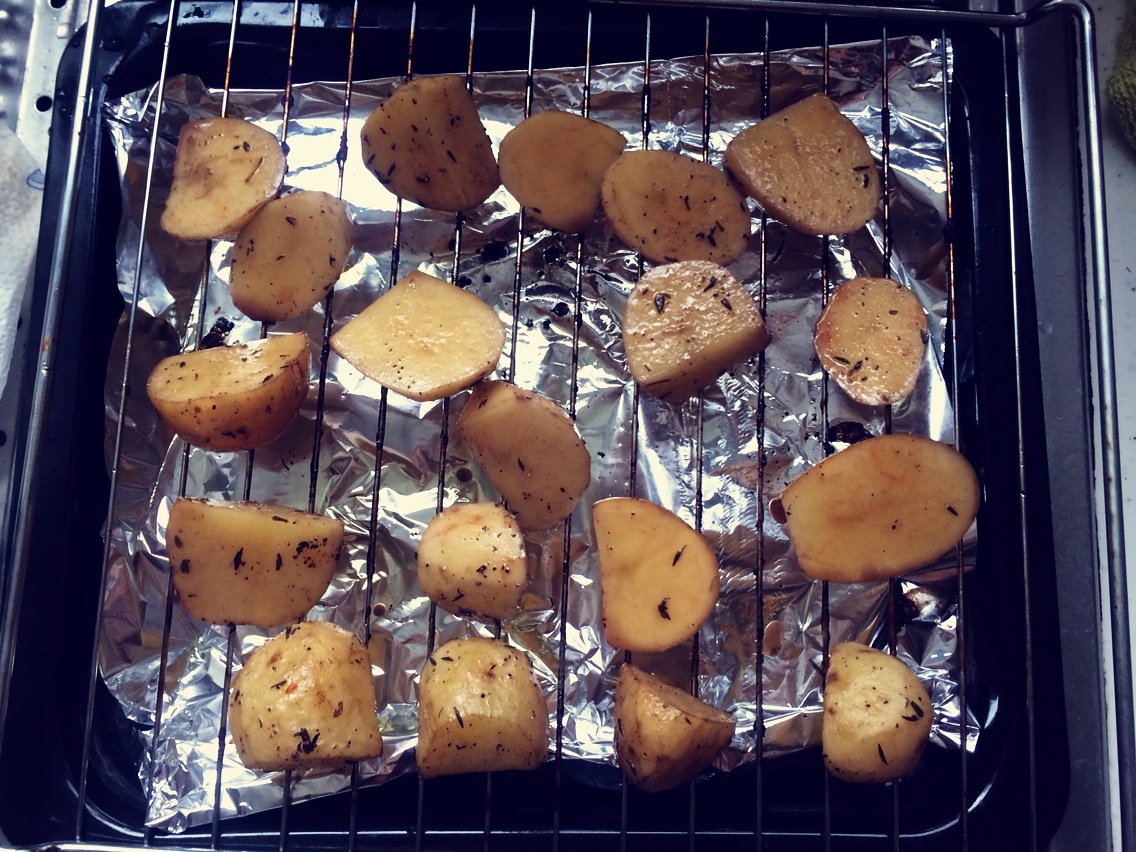 百里香烤土豆的做法 步骤3