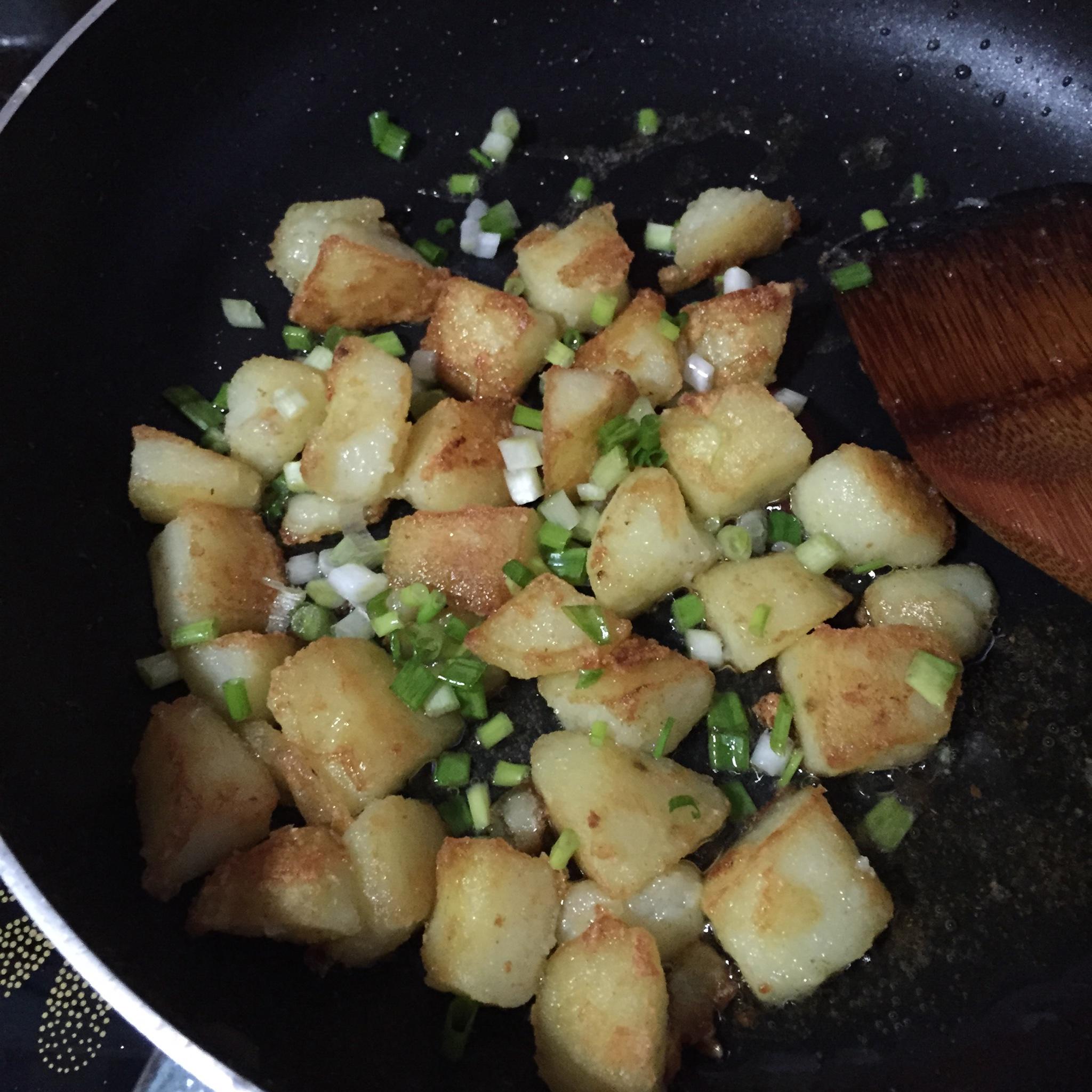 煎鍋巴土豆的做法 步骤3