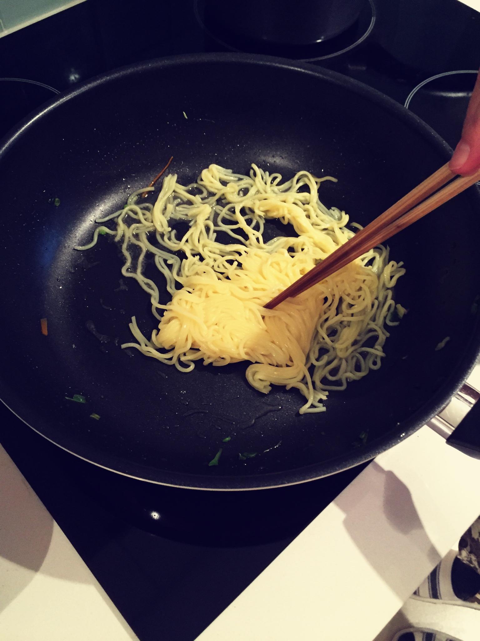 日本人教你做正宗料理之日式炒麪的做法 步骤4