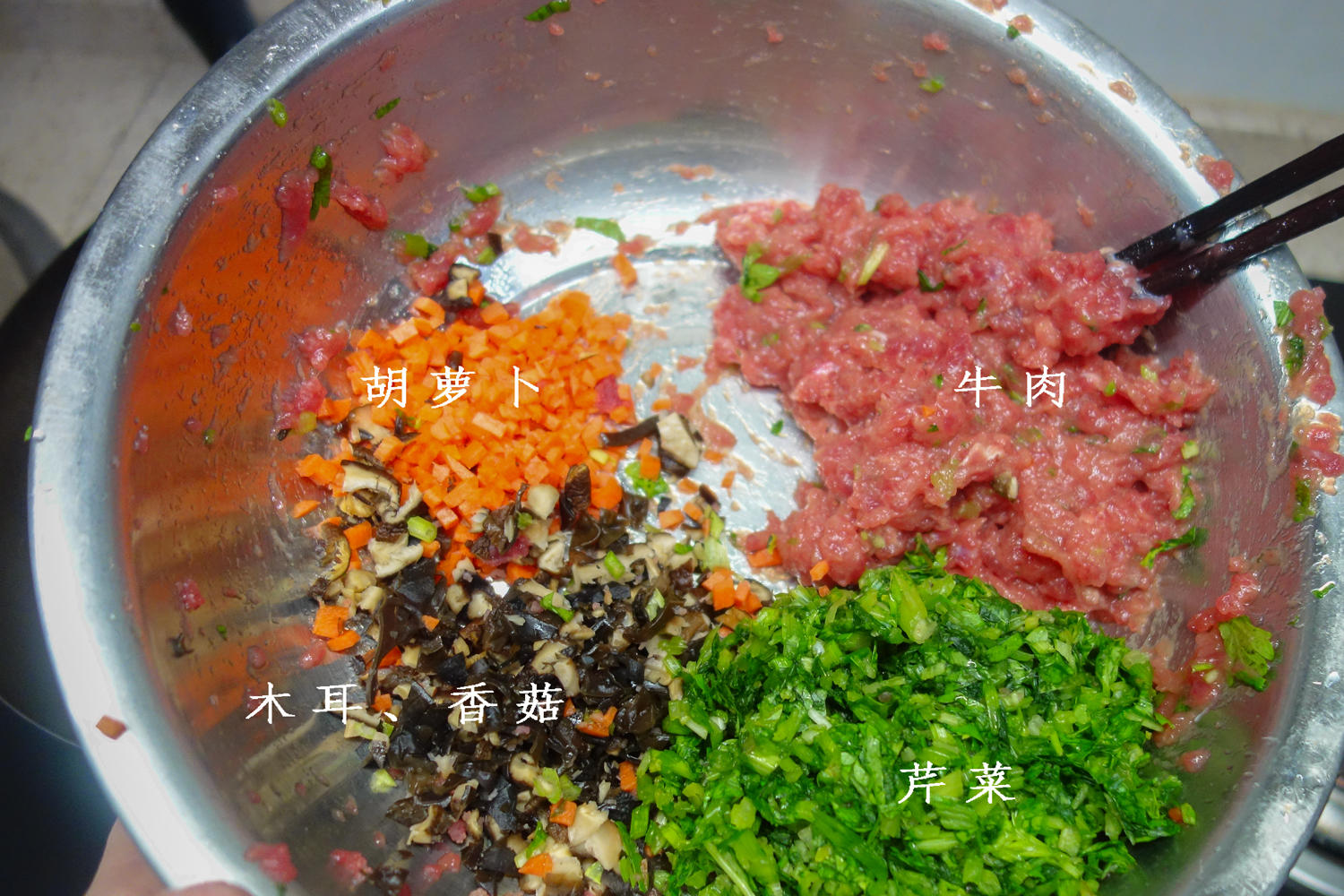 餃子也可以美美的！彩色蔬菜餃芹菜牛肉餡哦的做法 步骤6