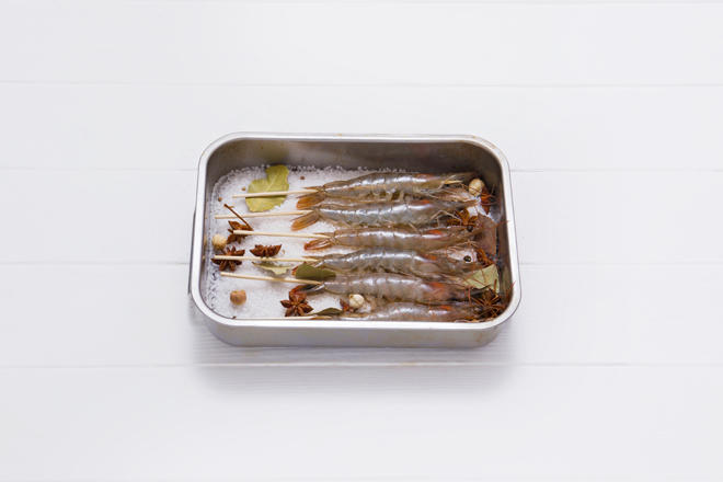 【春播主廚劉鵬】五香鹽焗基圍蝦的做法 步骤3