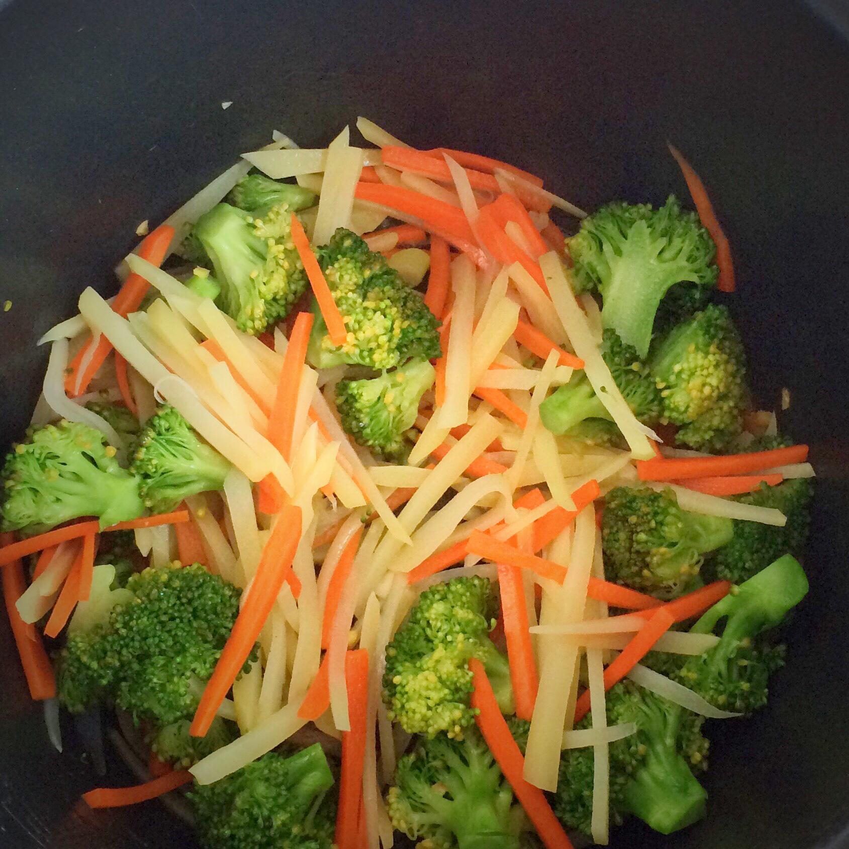 清炒蔬菜（土豆胡蘿蔔西蘭花*電飯鍋版）的做法 步骤3