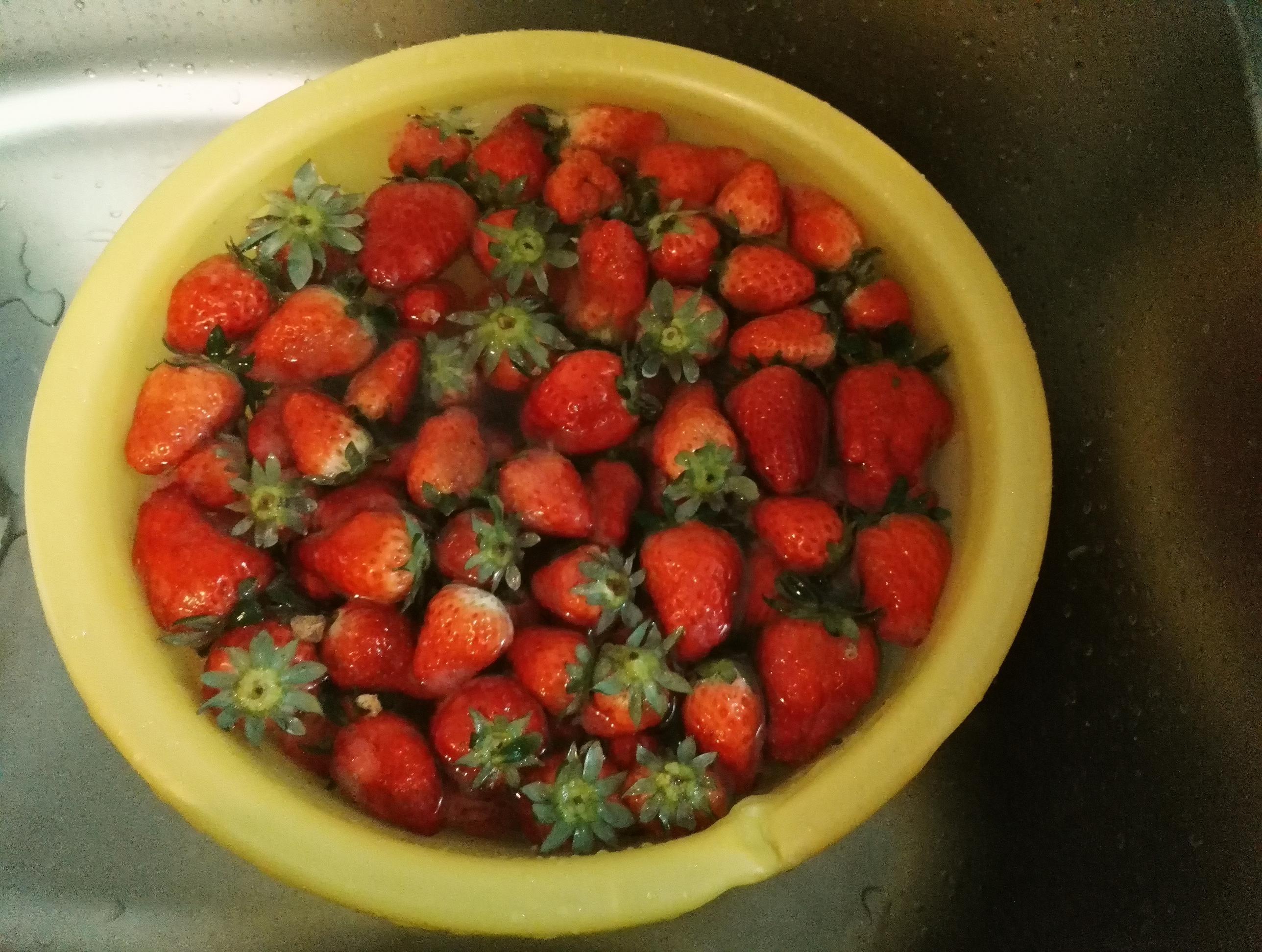 酸酸甜甜草莓醬的做法 步骤1