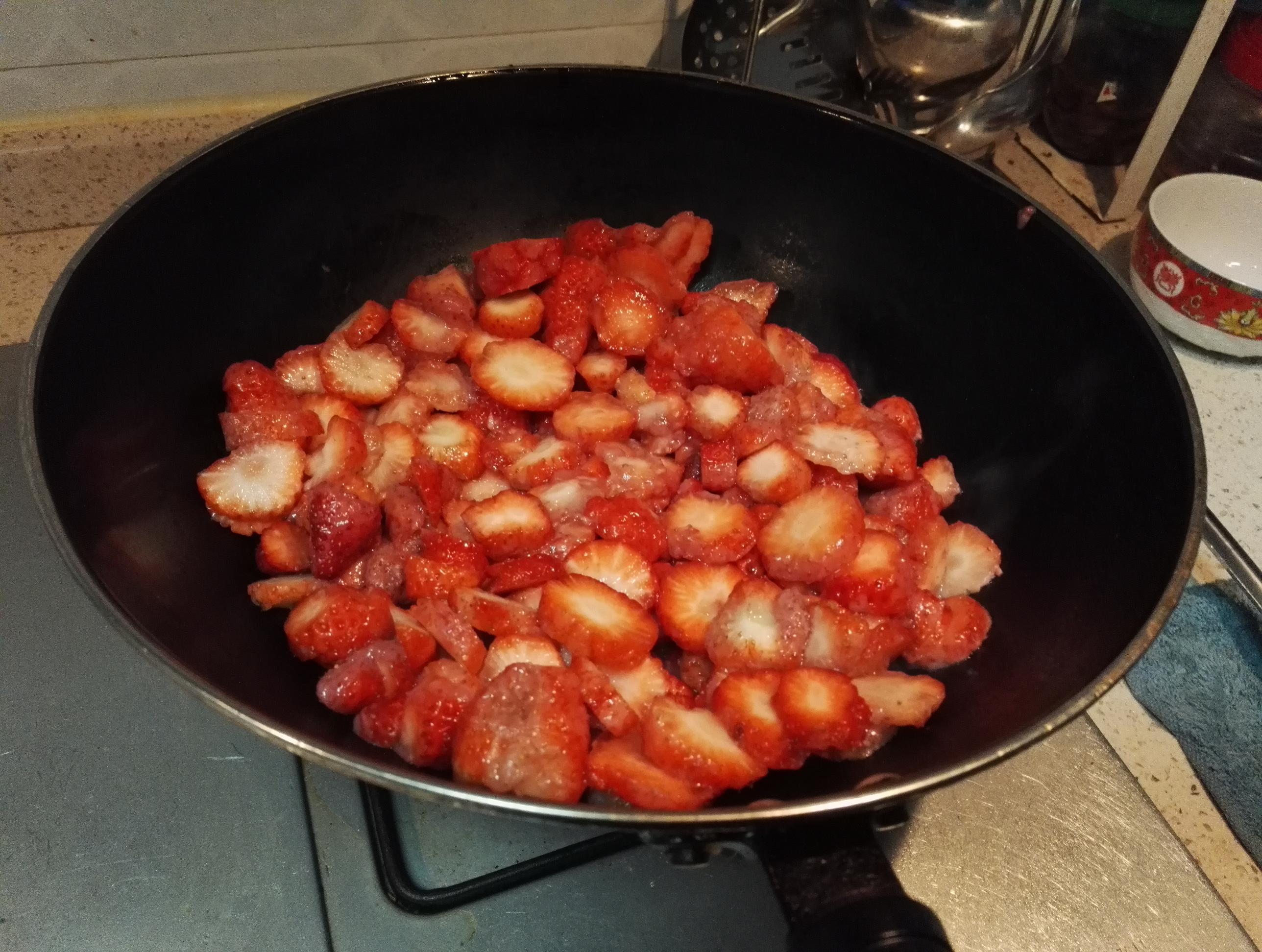 酸酸甜甜草莓醬的做法 步骤2