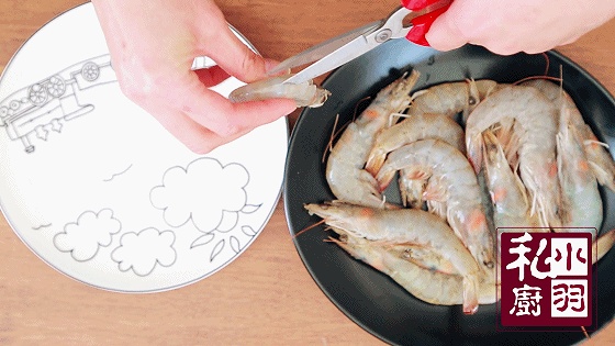 油燜大蝦，最簡單的做法，最鮮美的滋味。的做法 步骤1