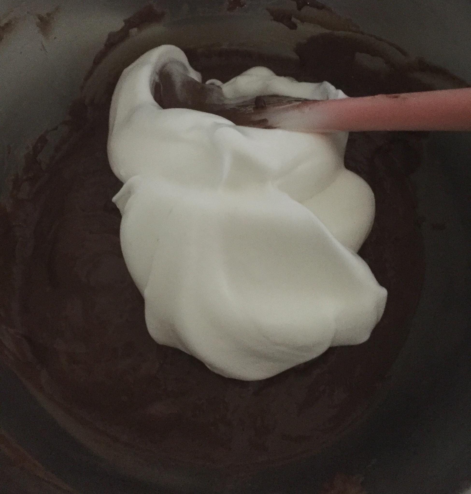 巧克力蛋糕卷的做法 步骤12