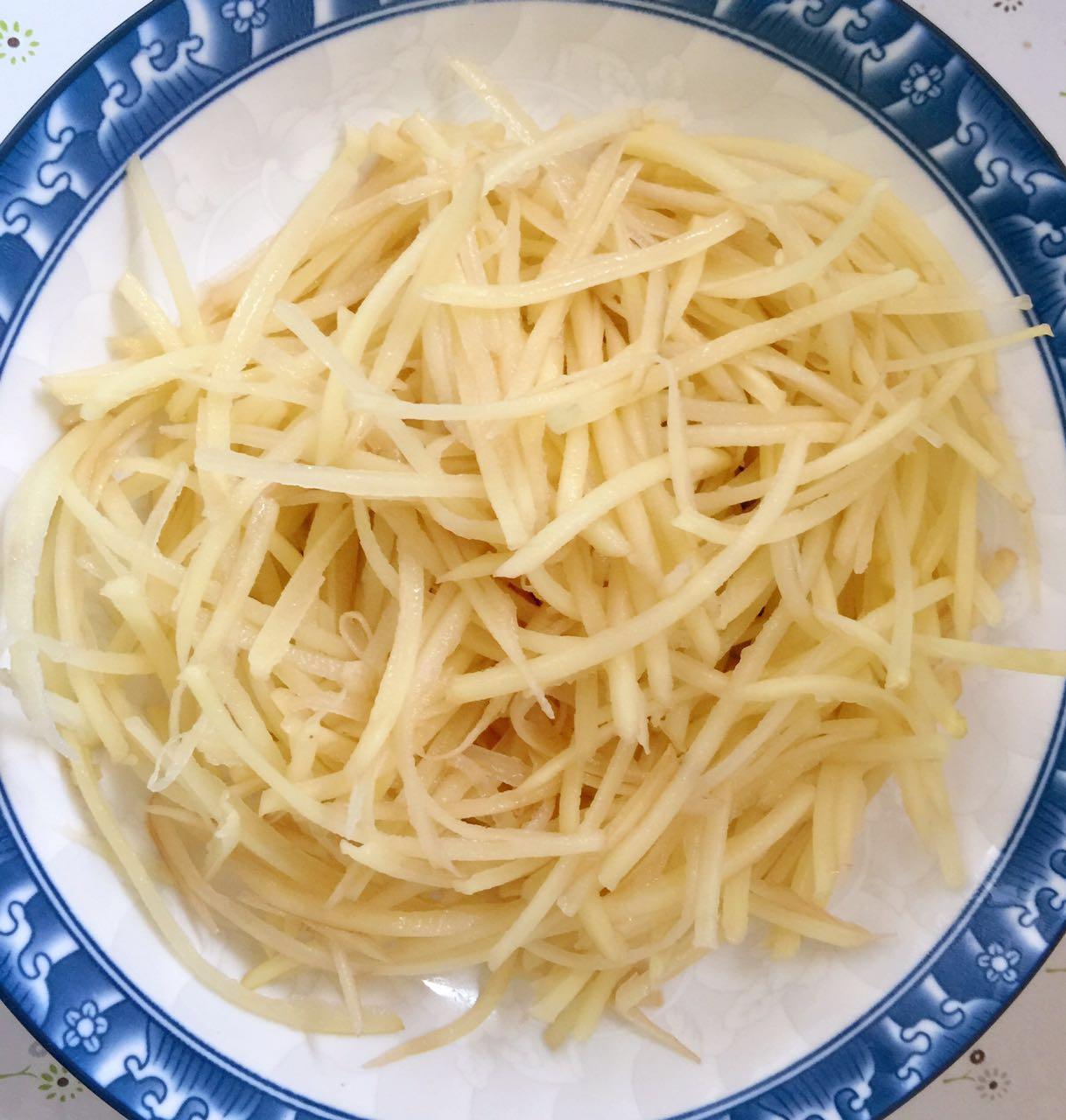 煎燜土豆絲的做法 步骤1