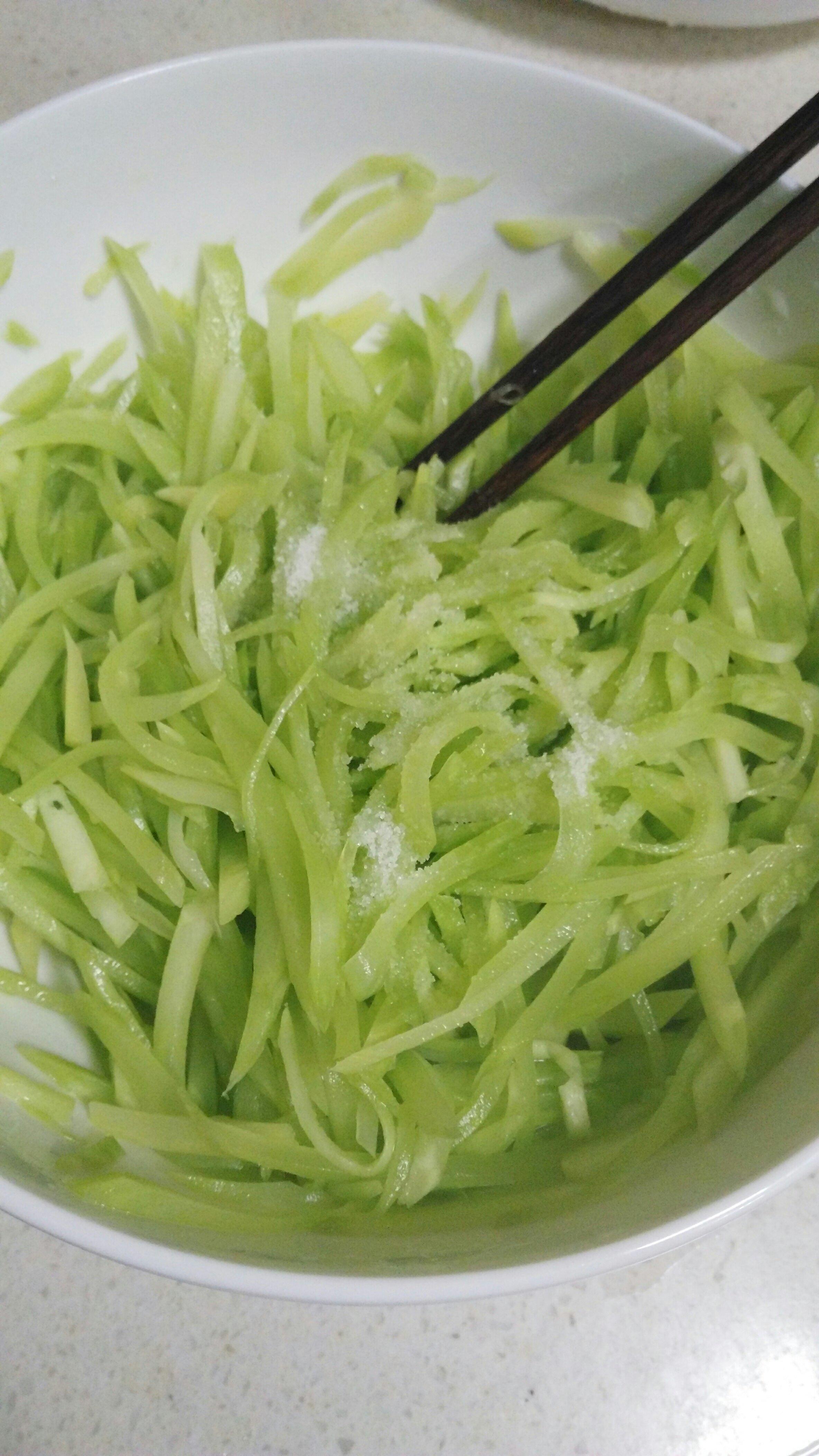 夏日超簡易爽口小菜～～～蔥油萵筍的做法 步骤1