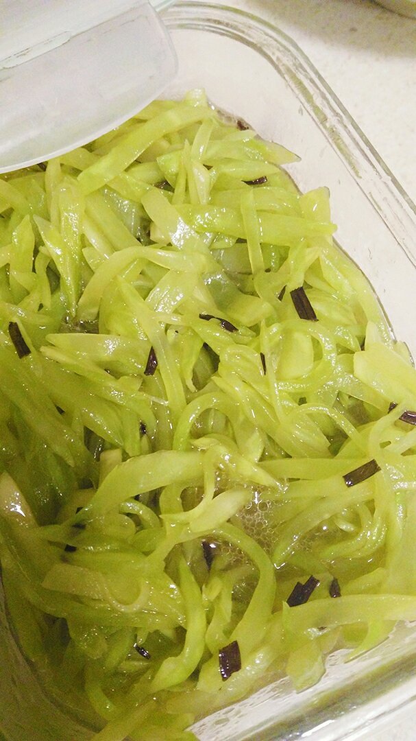 夏日超簡易爽口小菜～～～蔥油萵筍的做法 步骤3