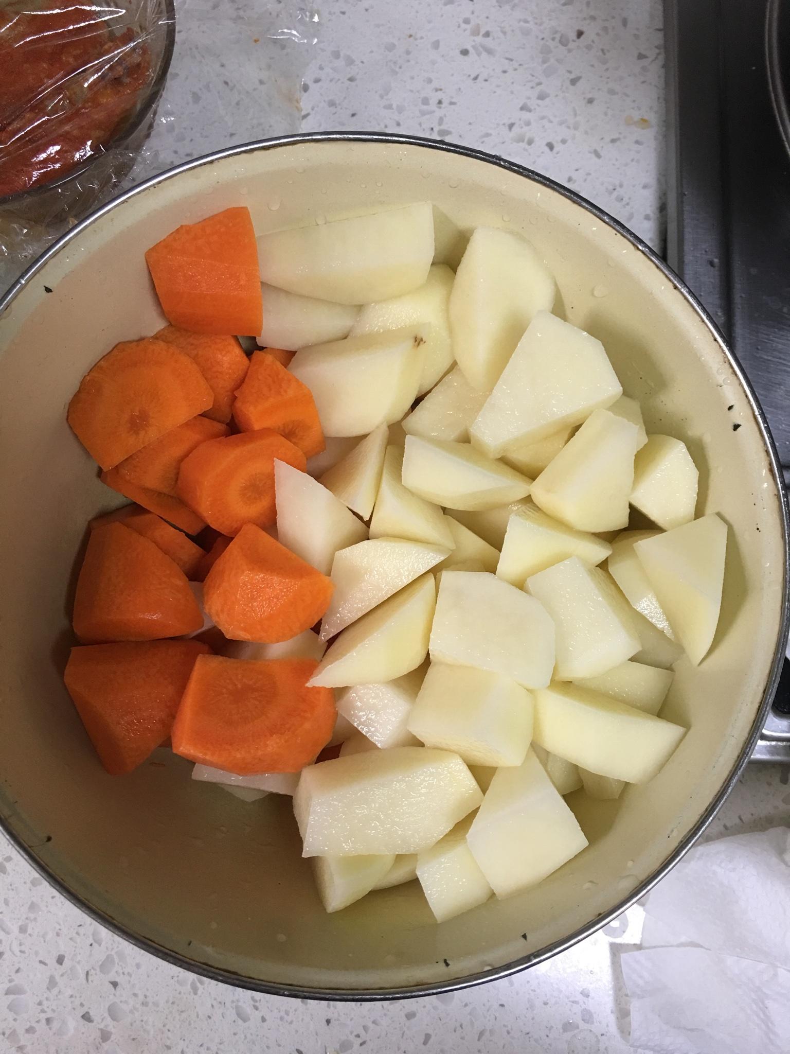 胡蘿蔔土豆甜豆咖哩雞飯的做法 步骤3