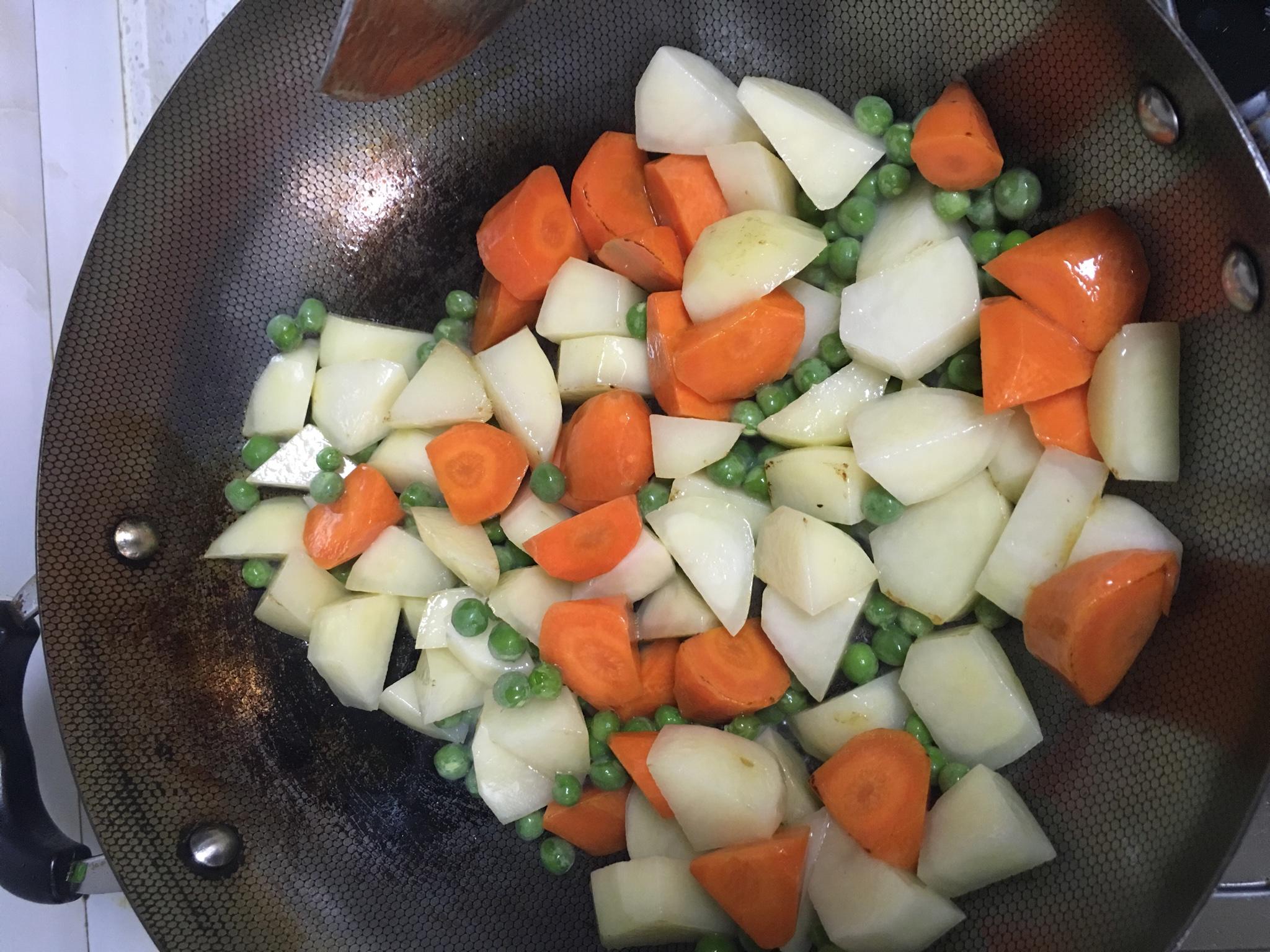 胡蘿蔔土豆甜豆咖哩雞飯的做法 步骤4