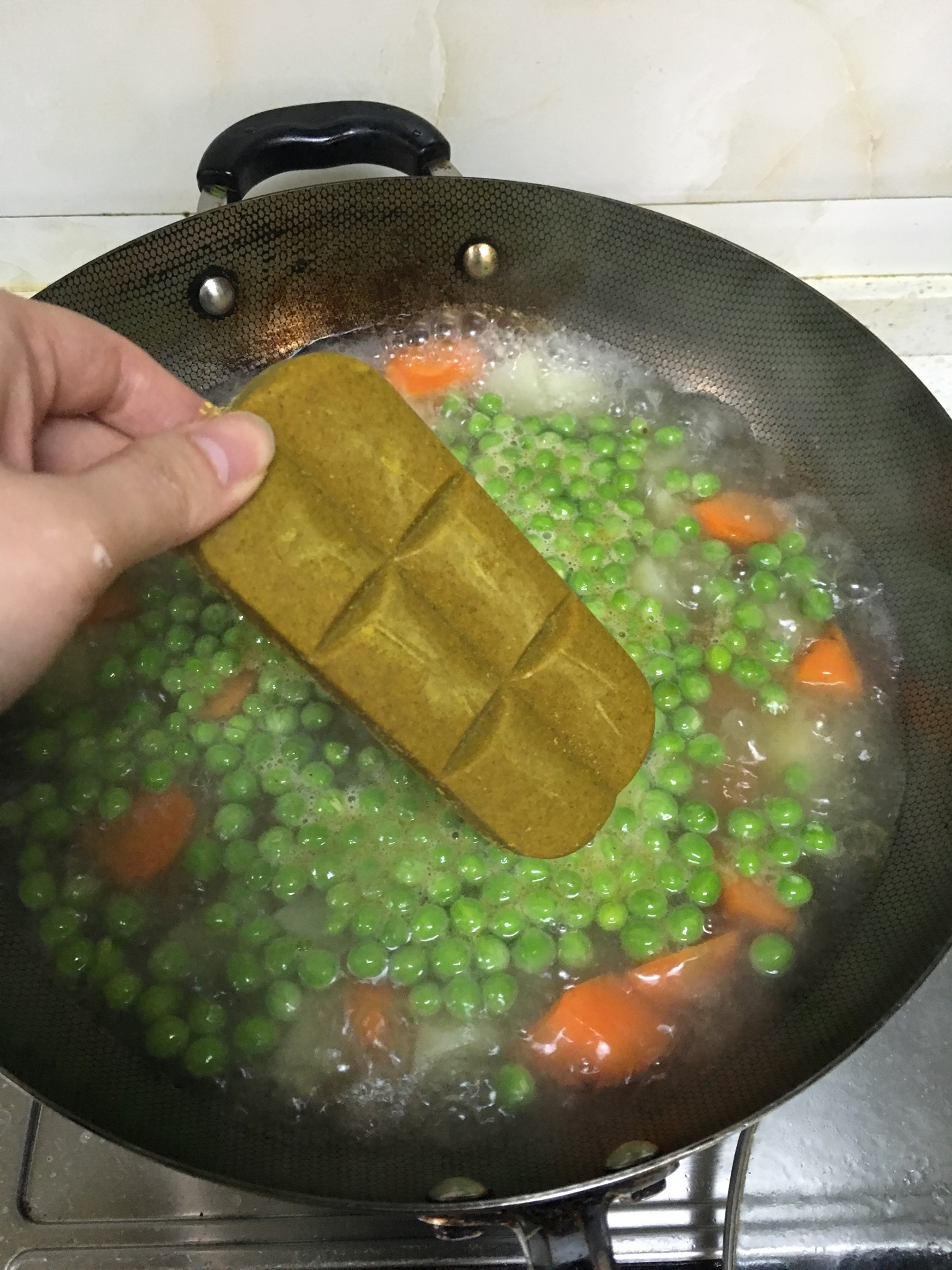 胡蘿蔔土豆甜豆咖哩雞飯的做法 步骤6