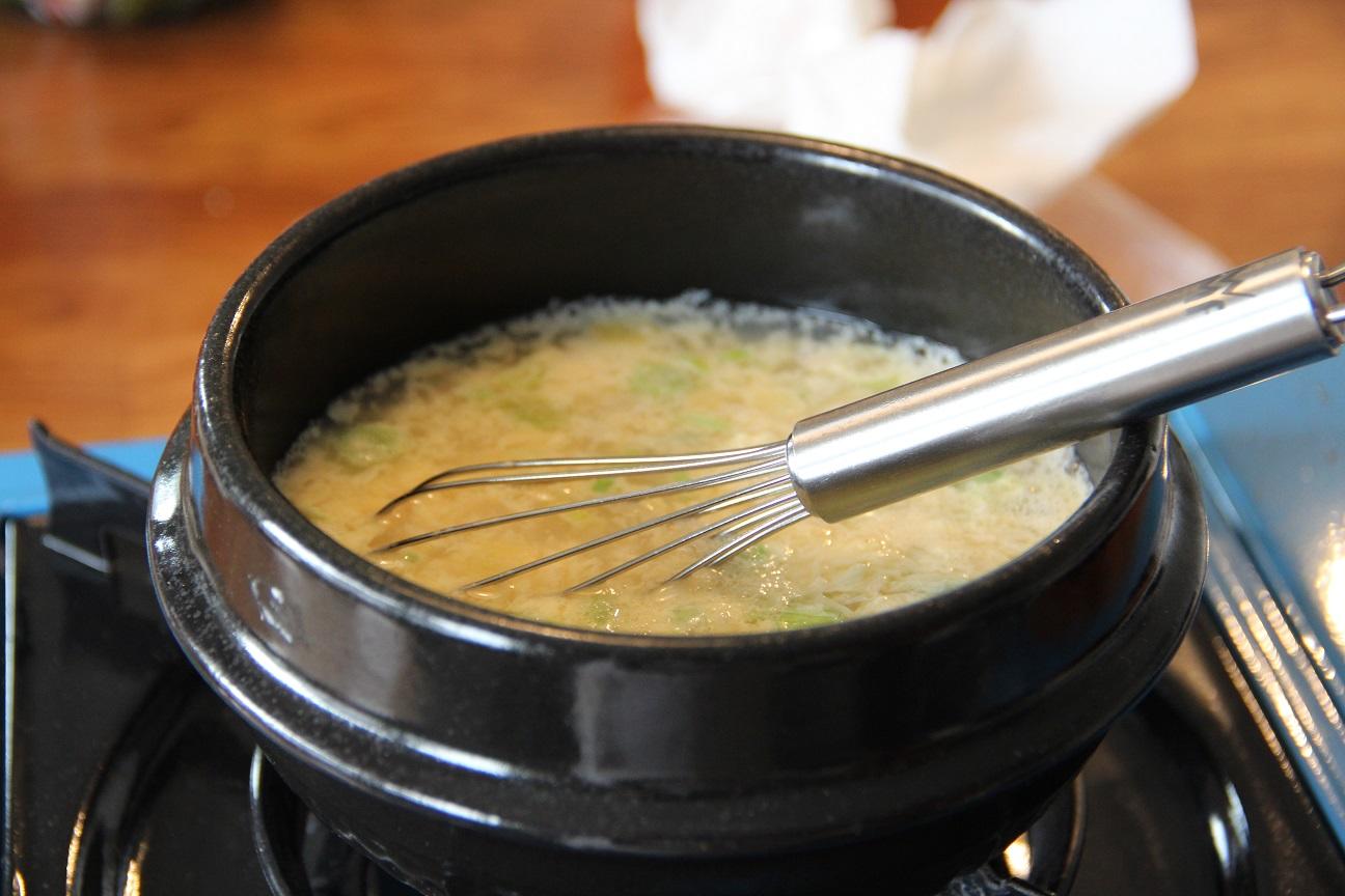 韓式石鍋蒸蛋뚝배기 계란찜的做法 步骤4