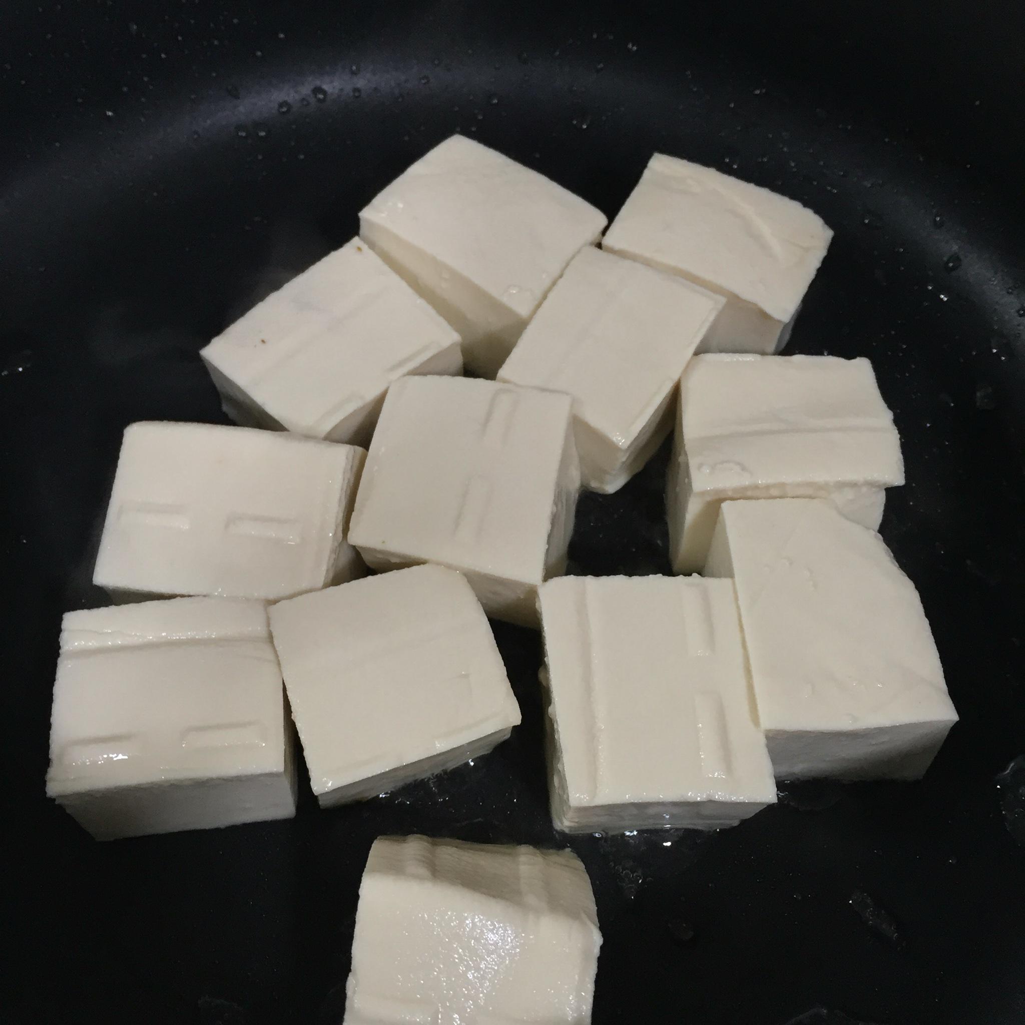 蒜苗酸菜燜豆腐的做法 步骤1