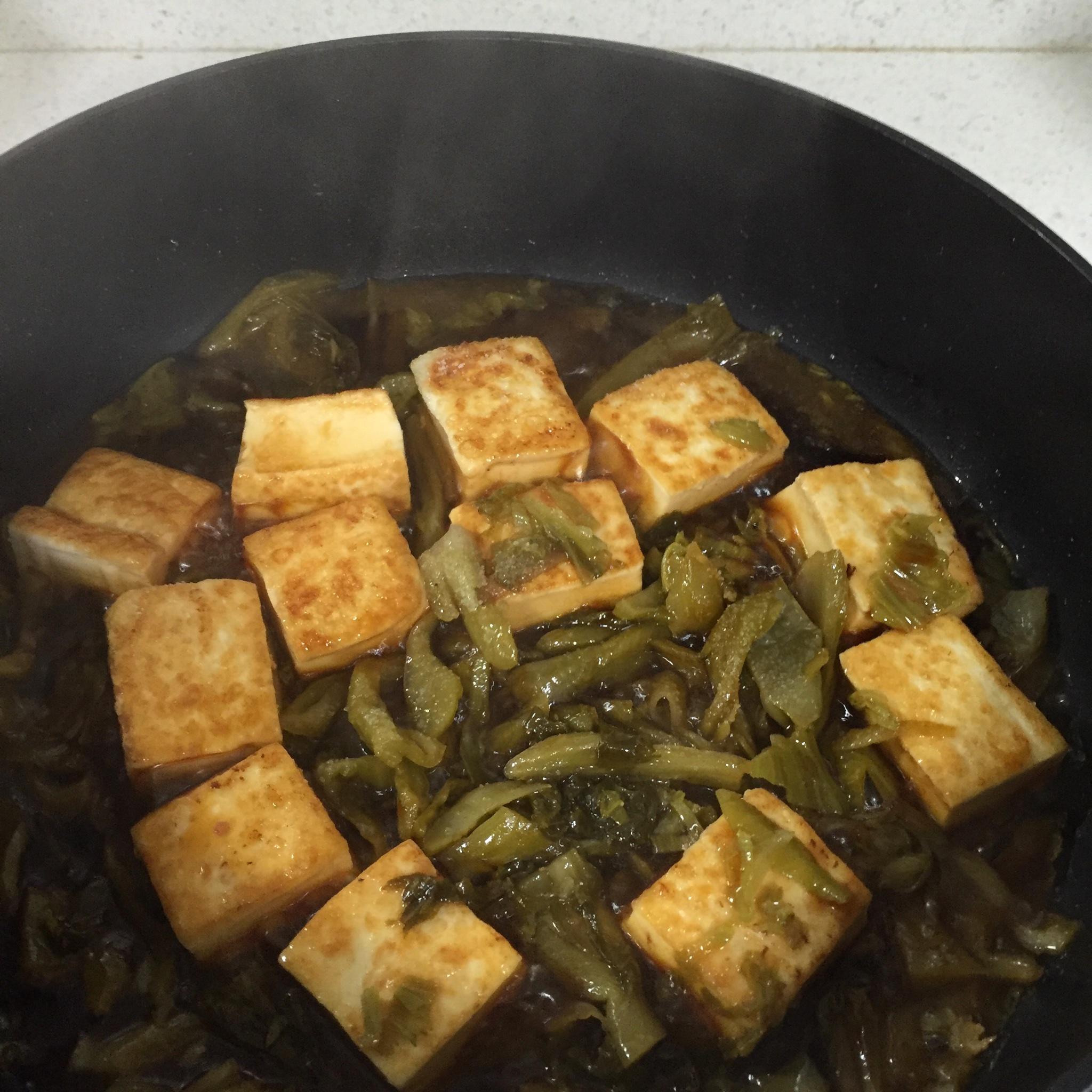 蒜苗酸菜燜豆腐的做法 步骤4