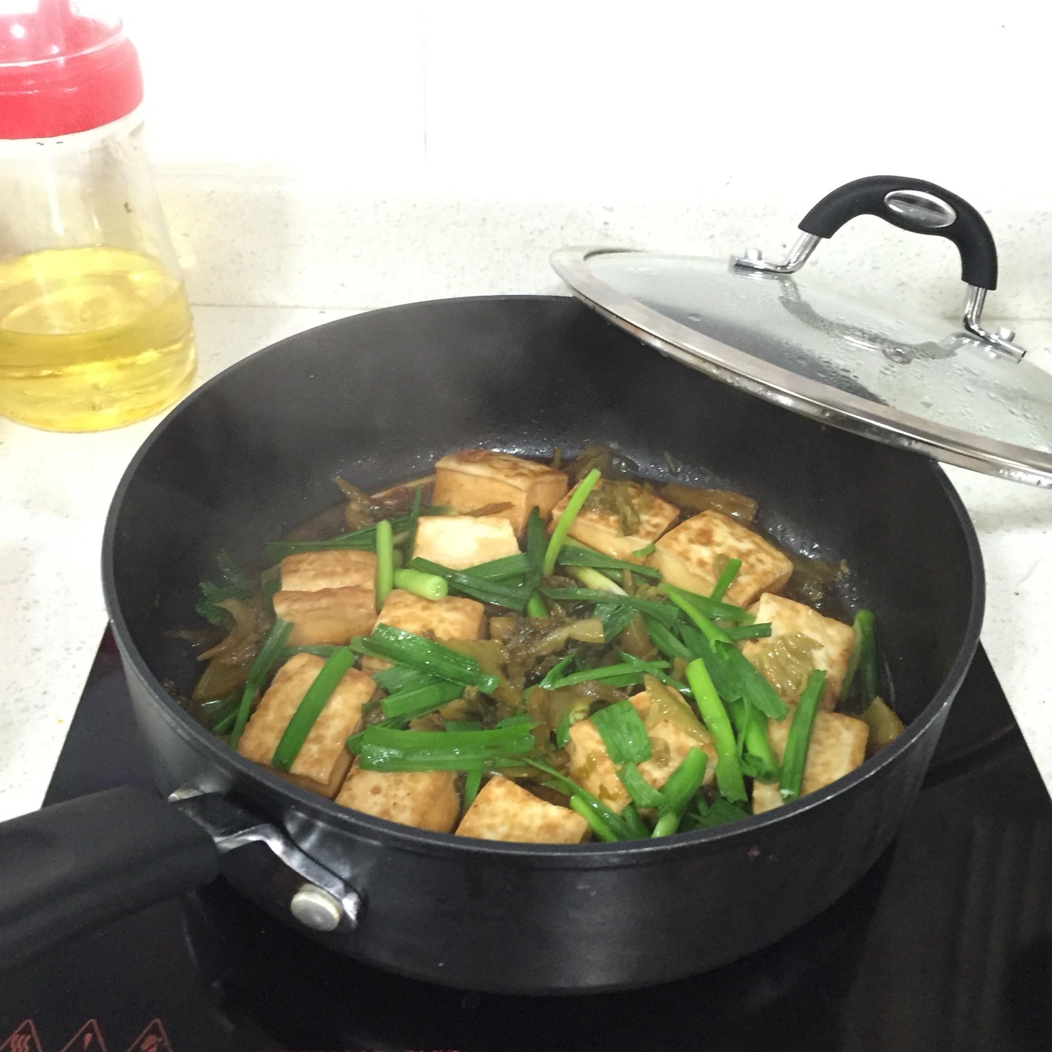 蒜苗酸菜燜豆腐的做法 步骤6
