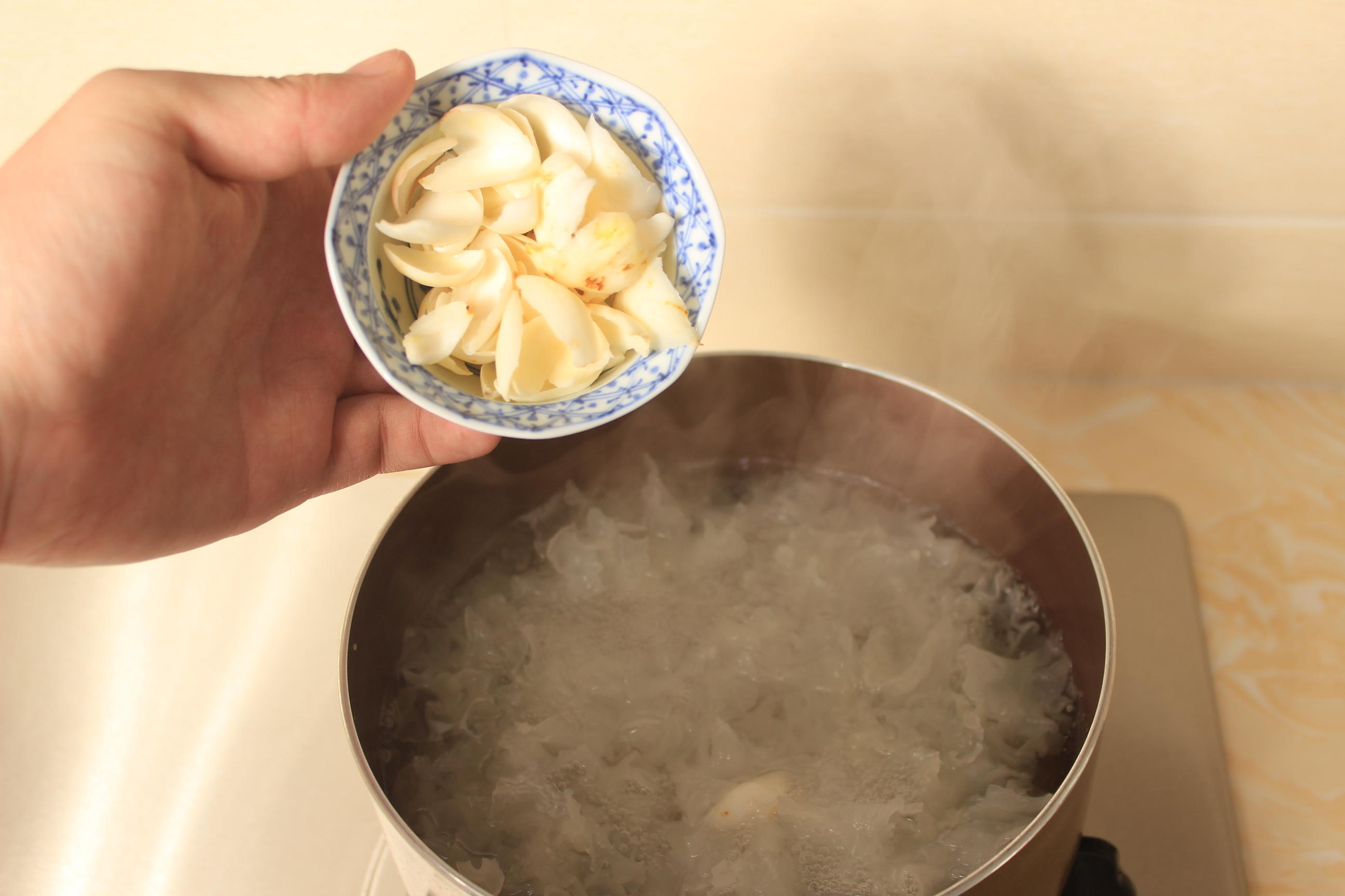 雪燕雪蛤百合潤肺湯的做法 步骤5