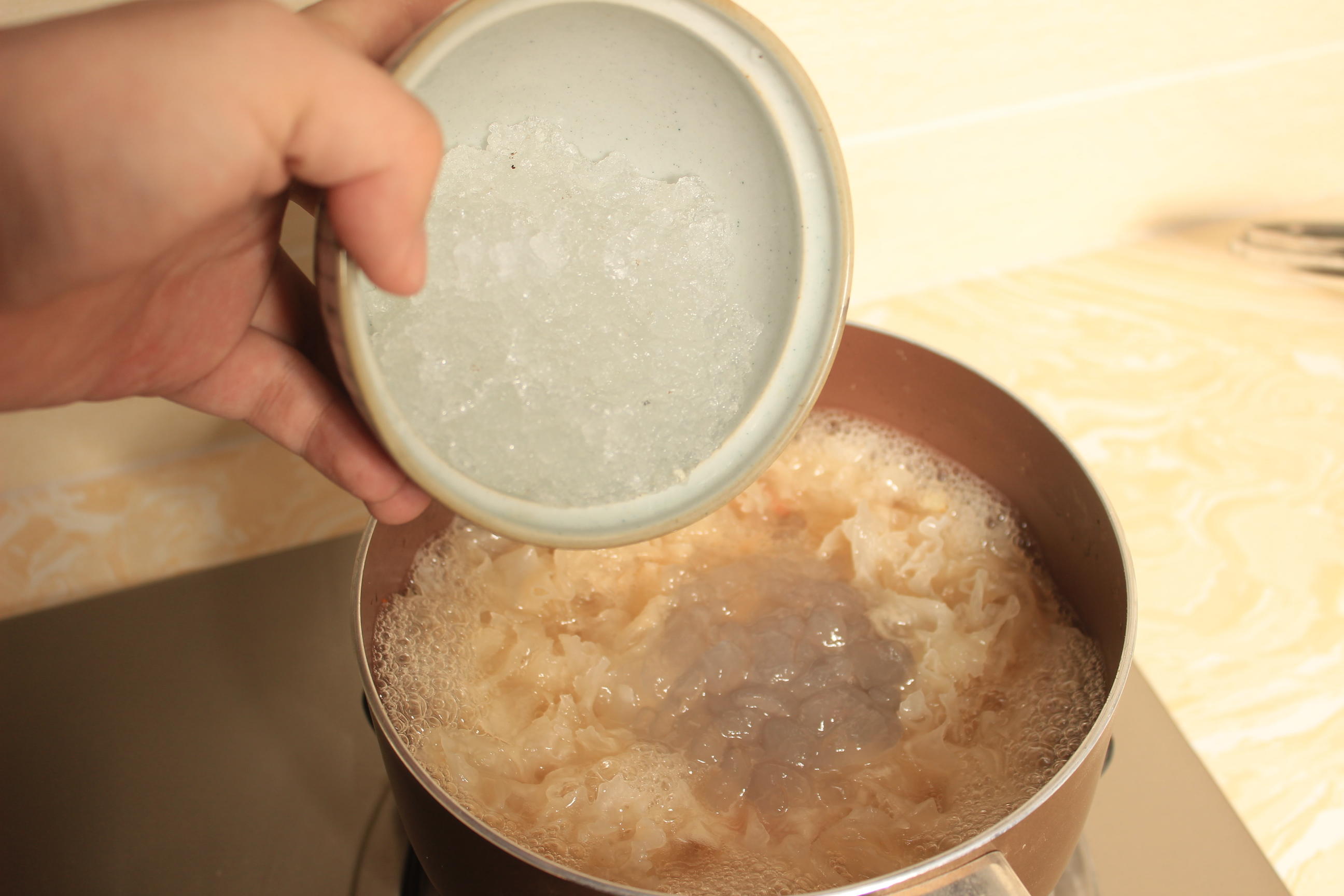 雪燕雪蛤百合潤肺湯的做法 步骤9