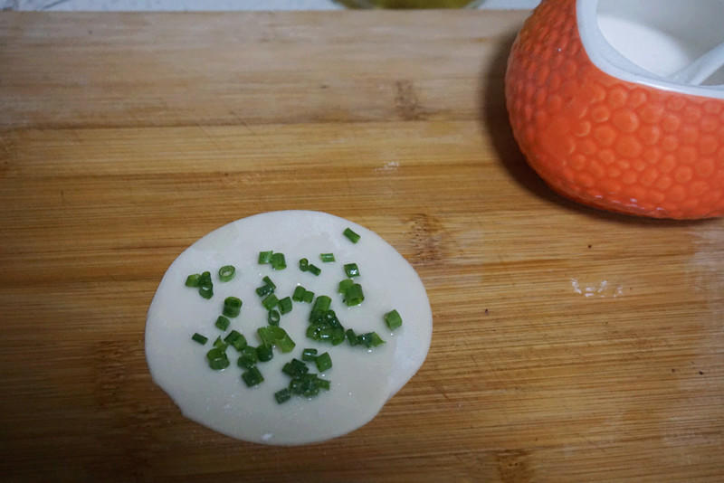 巧用餃子皮做蔥油餅的做法 步骤3