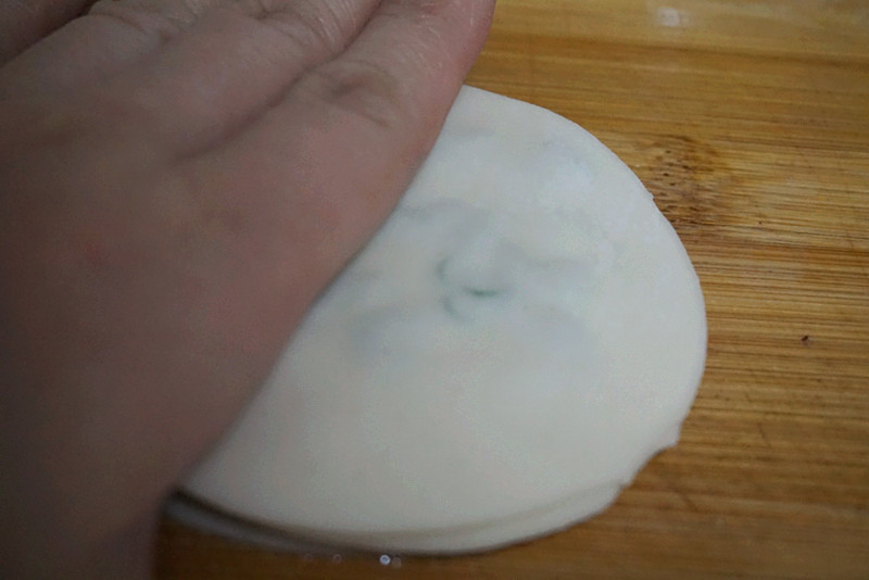 巧用餃子皮做蔥油餅的做法 步骤6