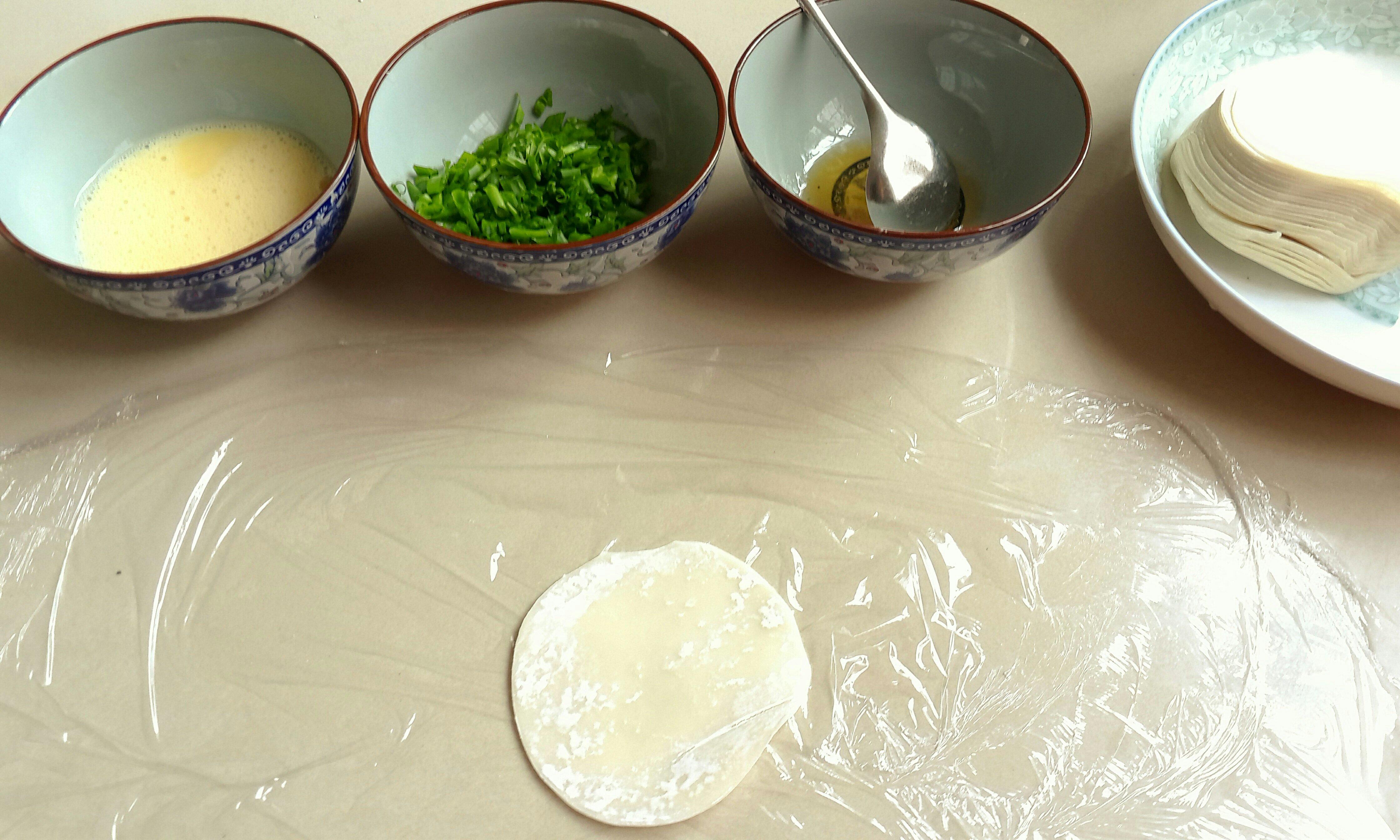 煎炸蔥香餃子餅 餃子皮變身嘎吱脆的小吃的做法 步骤2
