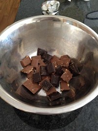小試牛刀 製作了巴洛客經典黑白巧克力慕斯 看看的做法 步骤2