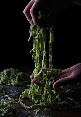 新鮮羽衣甘藍意麪配芝麻醬汁Fresh Kale Pasta W/ Tahini Vinaigrette的做法 步骤5