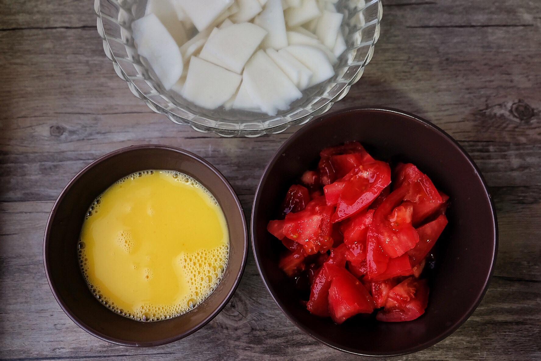西紅柿雞蛋燴餌塊（超下飯西紅柿炒蛋做法）的做法 步骤1