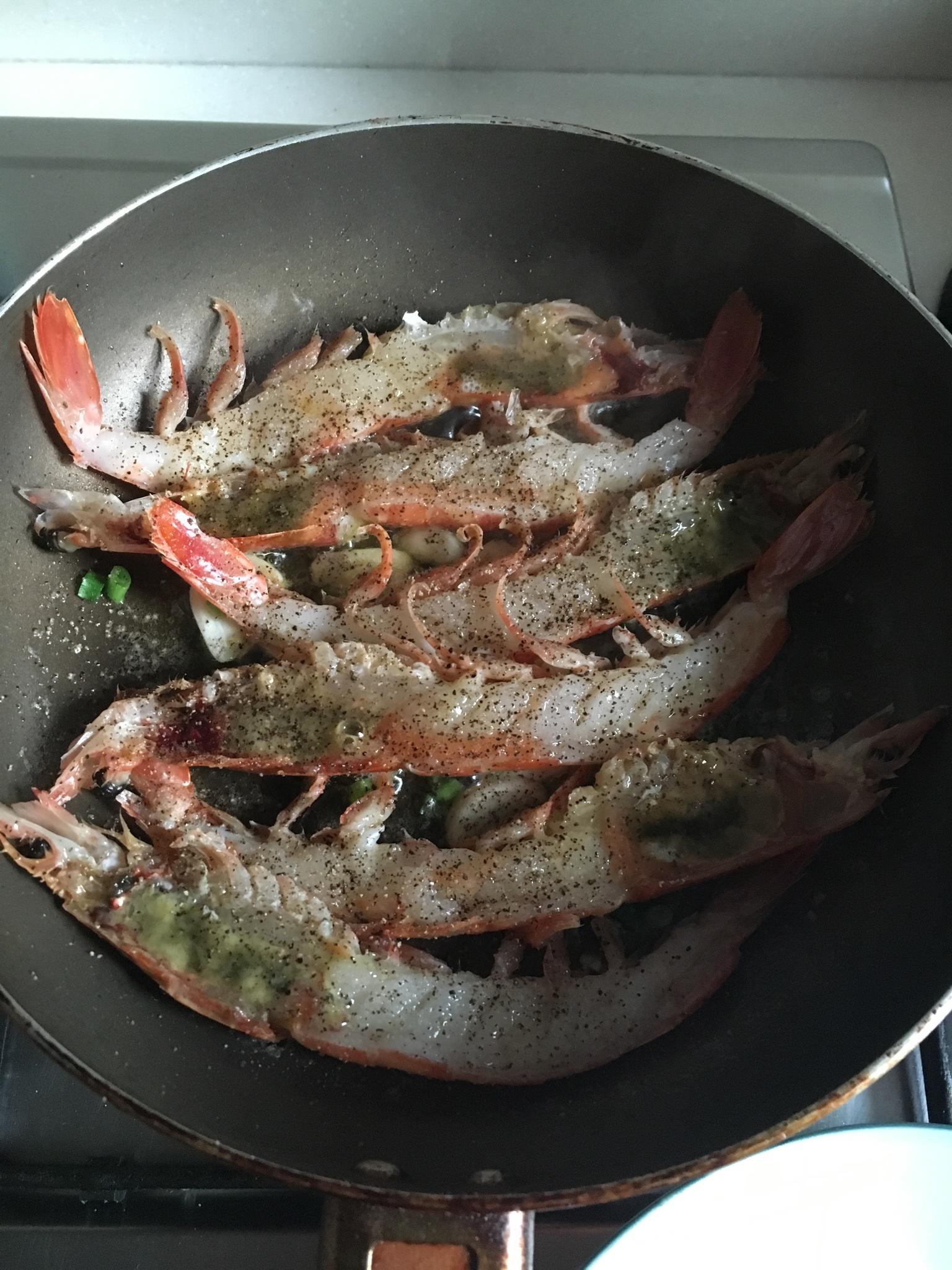 黃油煎大紅蝦的做法 步骤2
