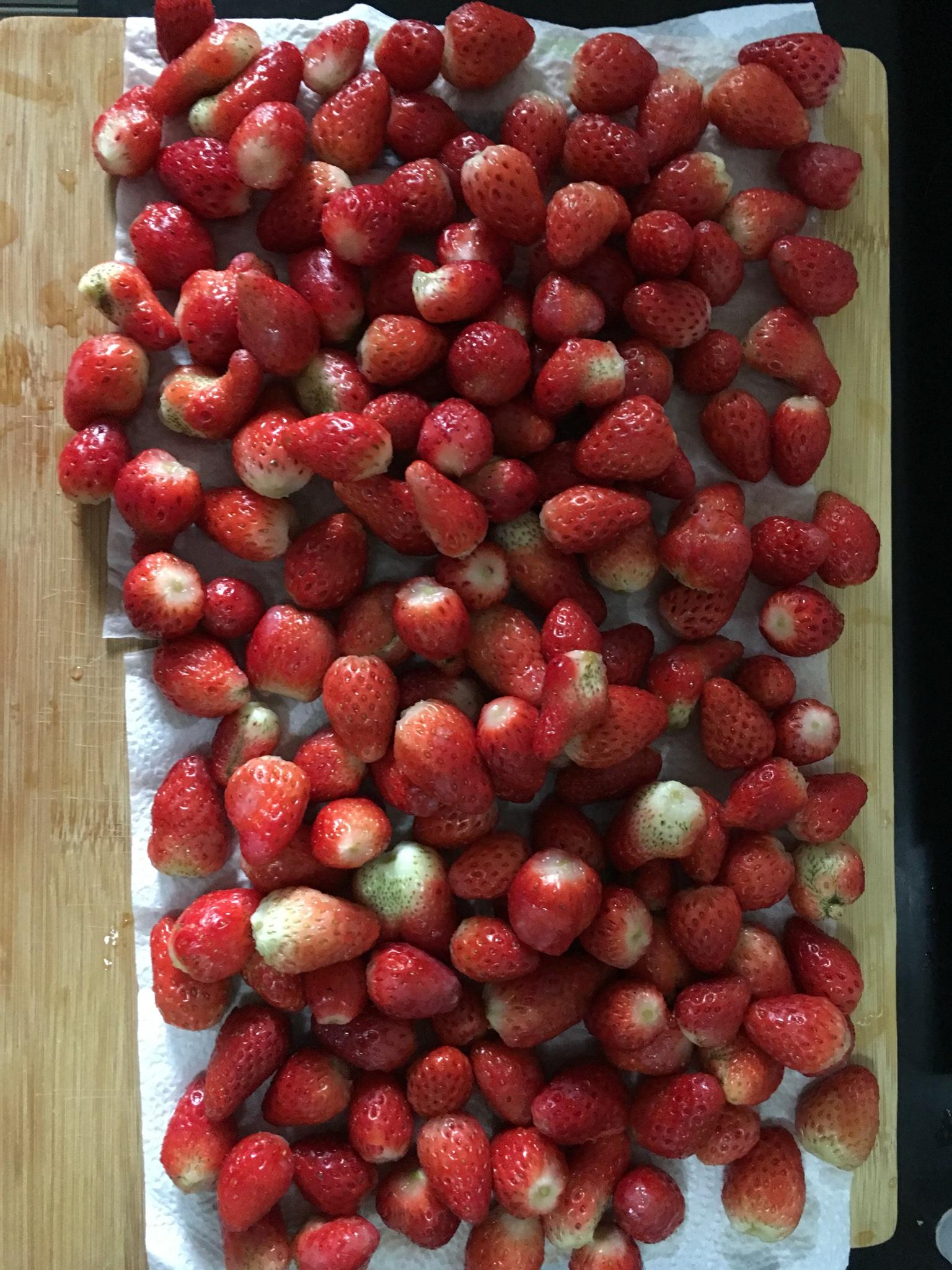 大罐草莓果醬的做法 步骤2