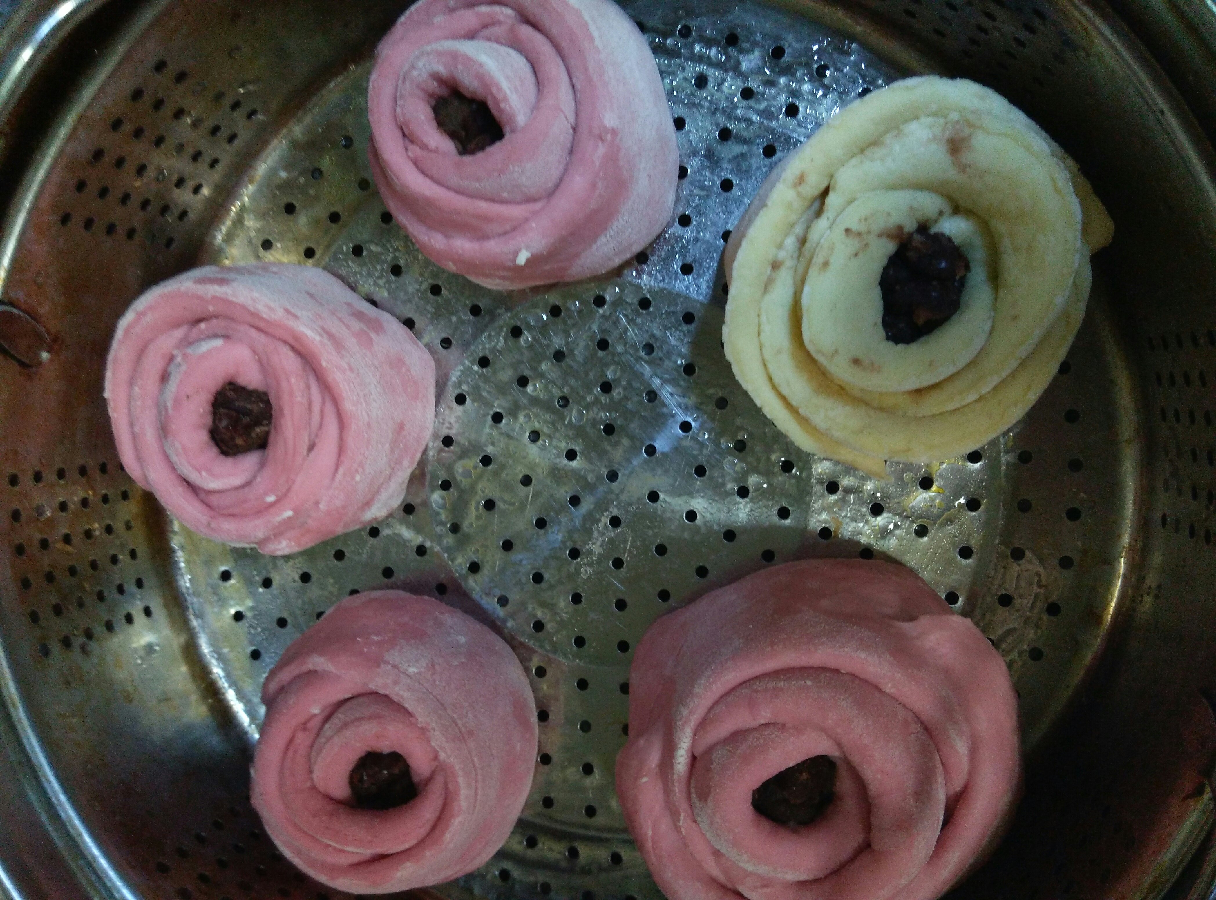 粉色黃色玫瑰花朵饅頭（莧菜汁、生玉米粉）的做法 步骤7