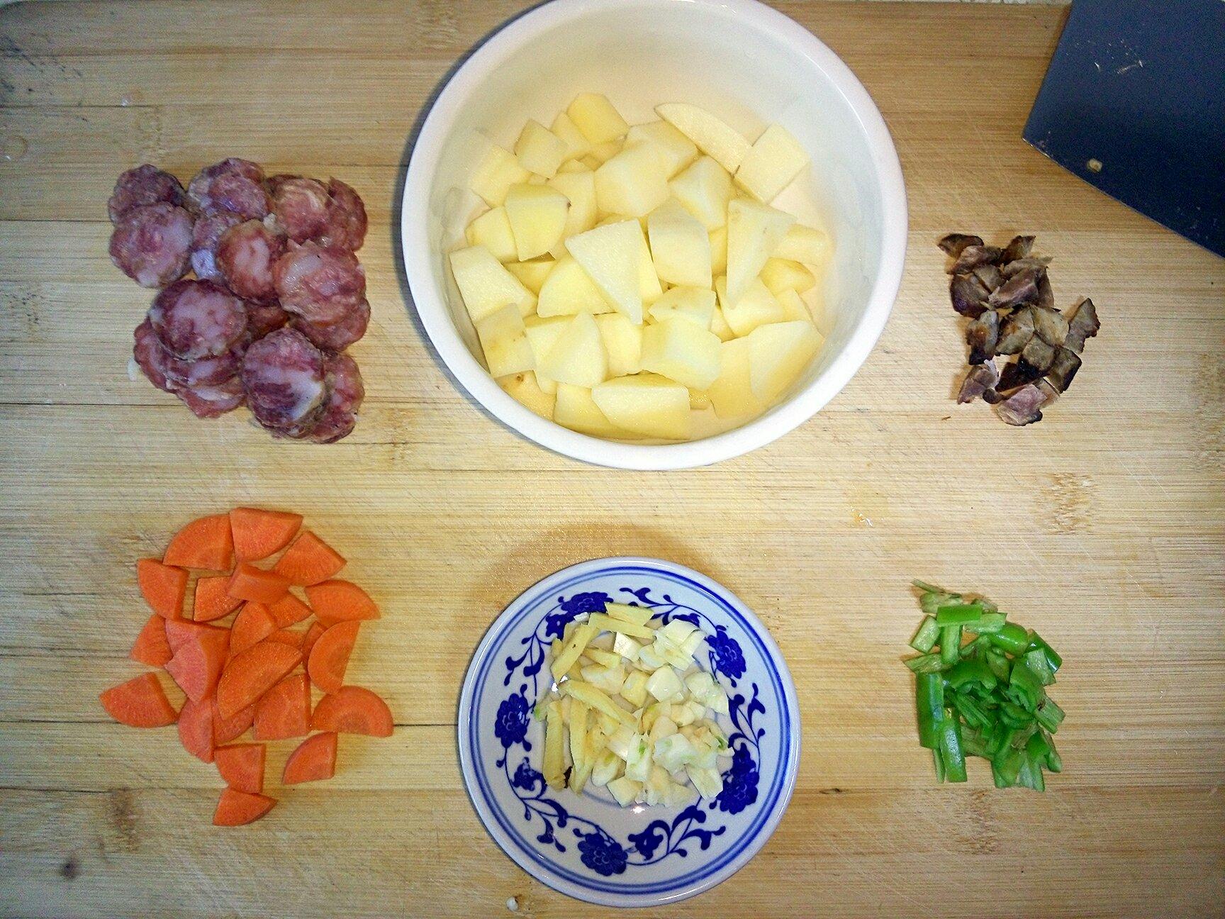 土豆胡蘿蔔臘腸燜飯的做法 步骤1